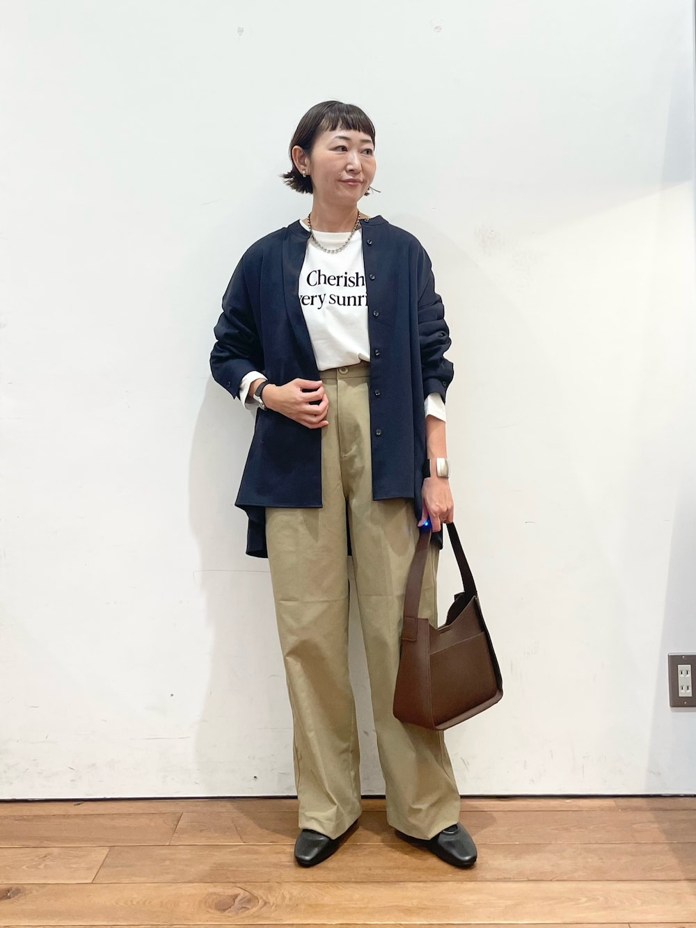 ホワイト系のTシャツ/カットソー、グレー系のシャツ/ブラウス、ベージュ系のその他パンツを着用したレディースの秋コーディネートの1枚目の写真