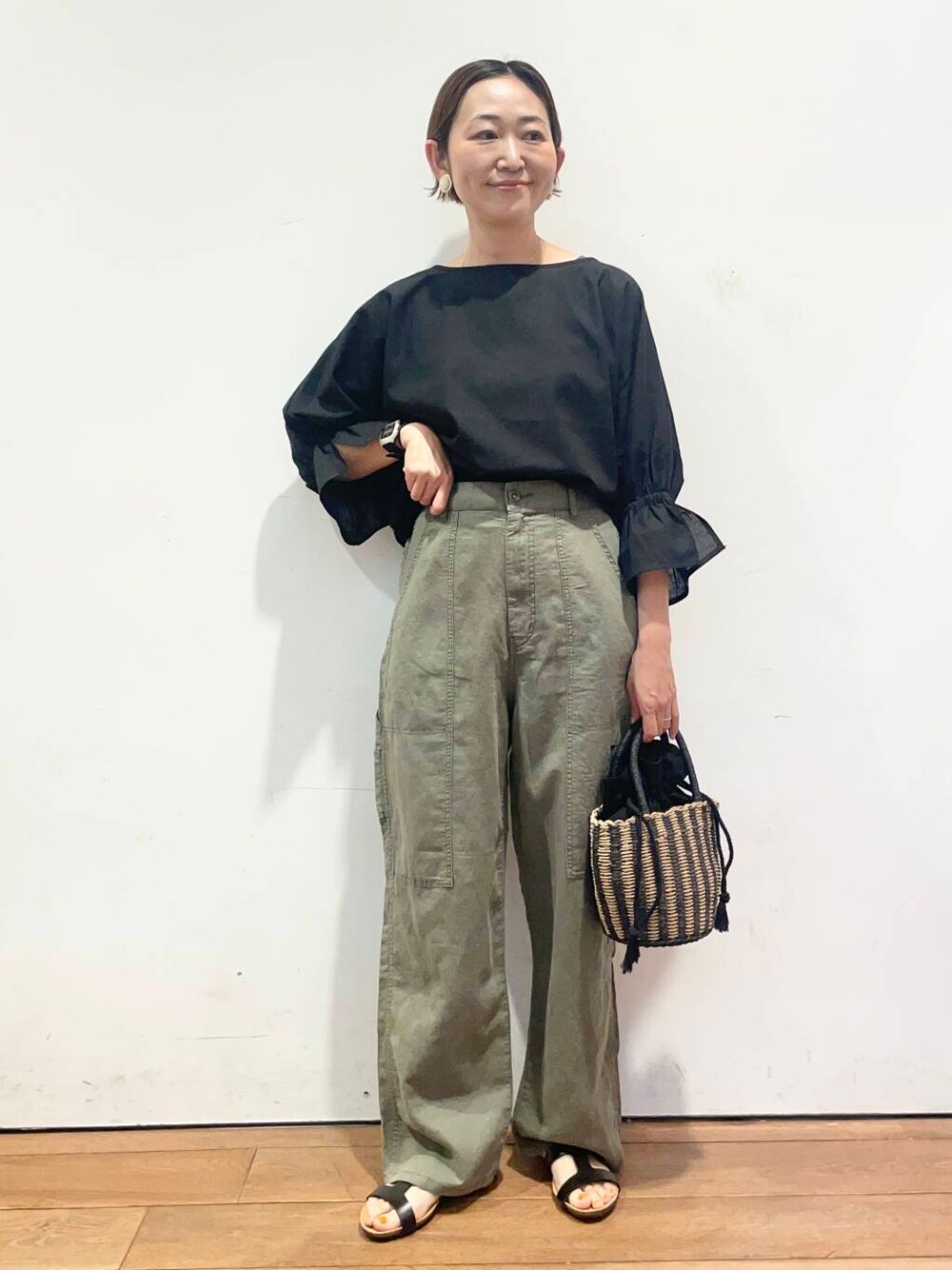 「大人カジュアル、urbanresearchdoors、ママコーデ、アーバンリサーチドアーズ、低身長コーデ、30代、ママファッション、キレイめカジュアル、リネン着こなし術」｜「URBAN RESEARCH DOORSの巾着カゴバッグ（ハンドバッグ、ブラック系）」を使った、urd_nanakoさん（レディース・154cm）の夏コーディネートの1枚目の写真