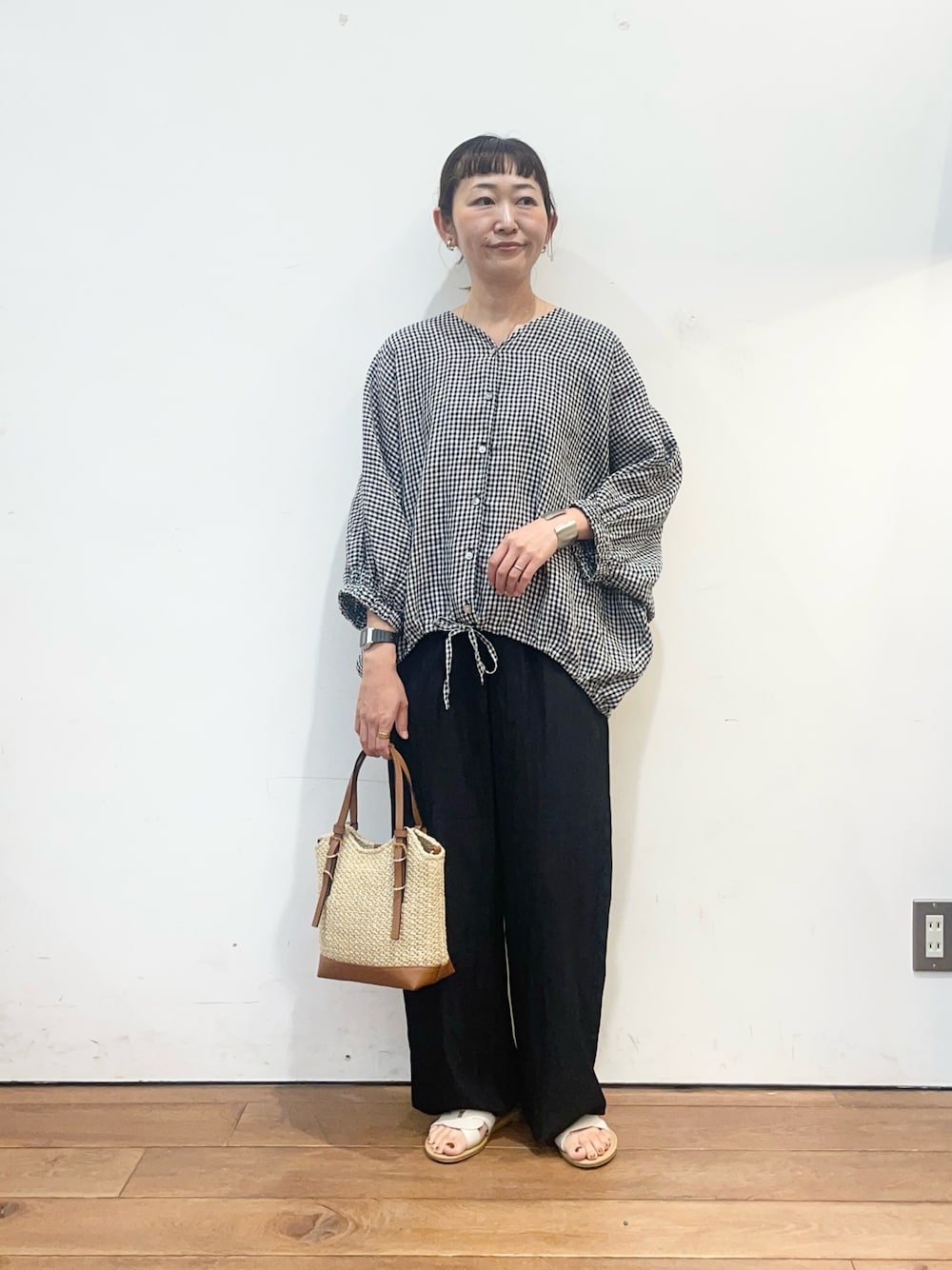 その他のシャツ/ブラウス、イエロー系のショルダーバッグ、ホワイト系のサンダルを着用したレディースの夏コーディネートの1枚目の写真