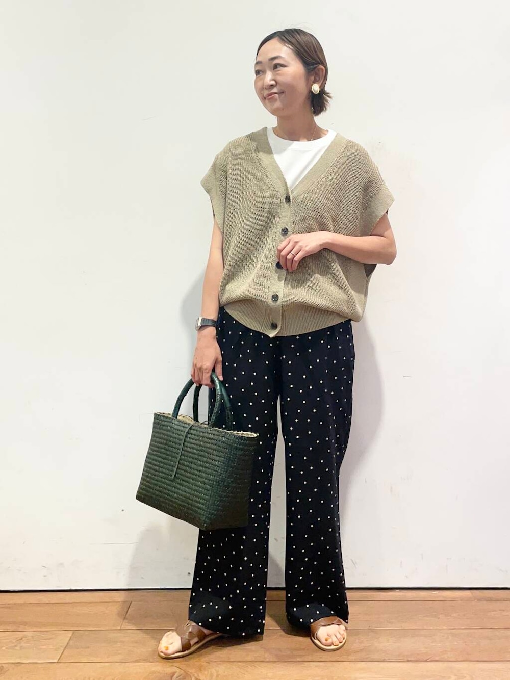 「大人カジュアル、urbanresearchdoors、ママコーデ、アーバンリサーチドアーズ、低身長コーデ、30代、ママファッション、キレイめカジュアル、最旬サンダルスタイル」｜「URBAN RESEARCH DOORSのリネンライクVネックベスト（ベスト、ベージュ系）」を使った、urd_nanakoさん（レディース・154cm）の夏コーディネートの1枚目の写真