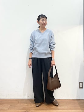 「URBAN RESEARCH DOORS（アーバンリサーチドアーズ）の『洗濯可/静電気防止/ピリング防止/吸湿発熱』『UR TECH 200日ニット』Vネックプルオーバー 26AW（ニット/セーター、ブルー系）」を使った、ちばななこさん（レディース・154cm）の秋コーディネート