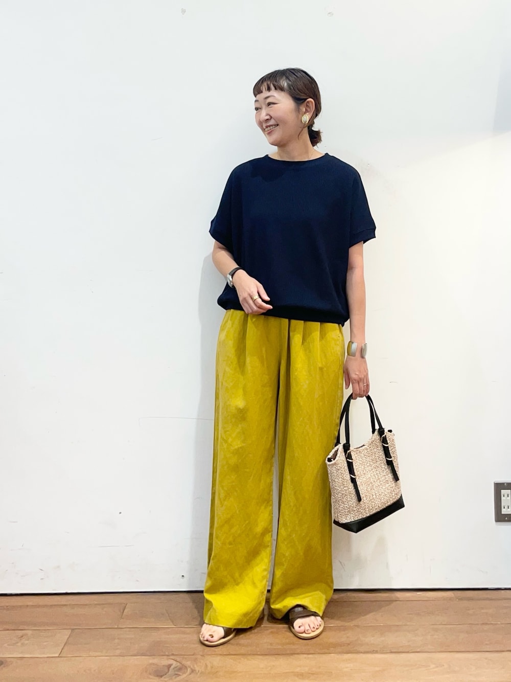 ブルー系のTシャツ/カットソー、ブラック系のショルダーバッグ、ブラウン系のサンダルを着用したレディースの夏コーディネートの1枚目の写真