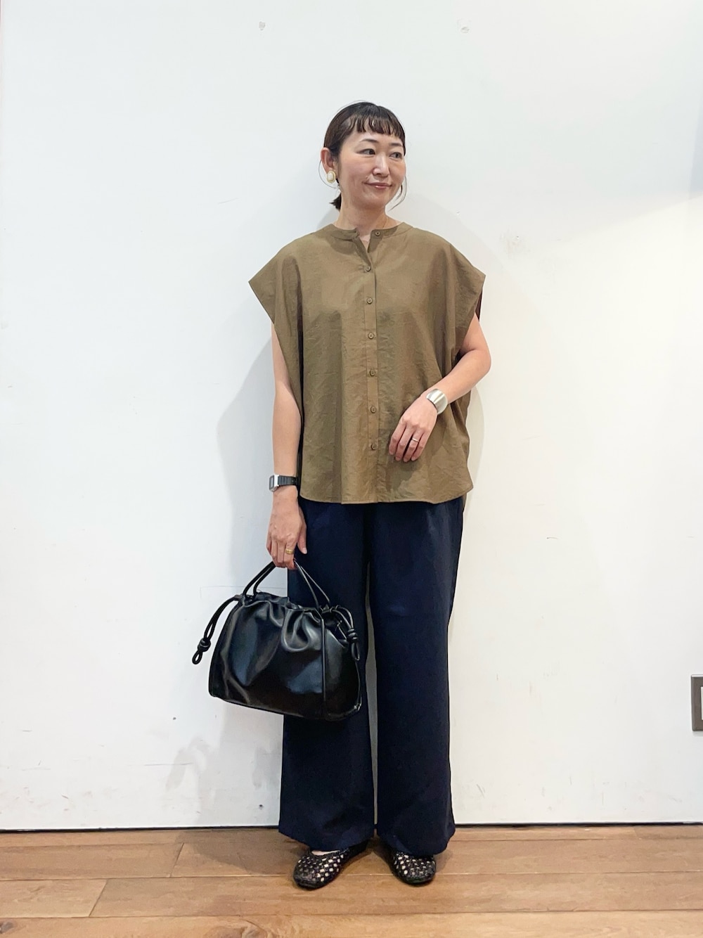 ベージュ系のシャツ/ブラウス、ブラック系のトートバッグ、ブルー系のその他パンツを着用したレディースの夏コーディネートの1枚目の写真