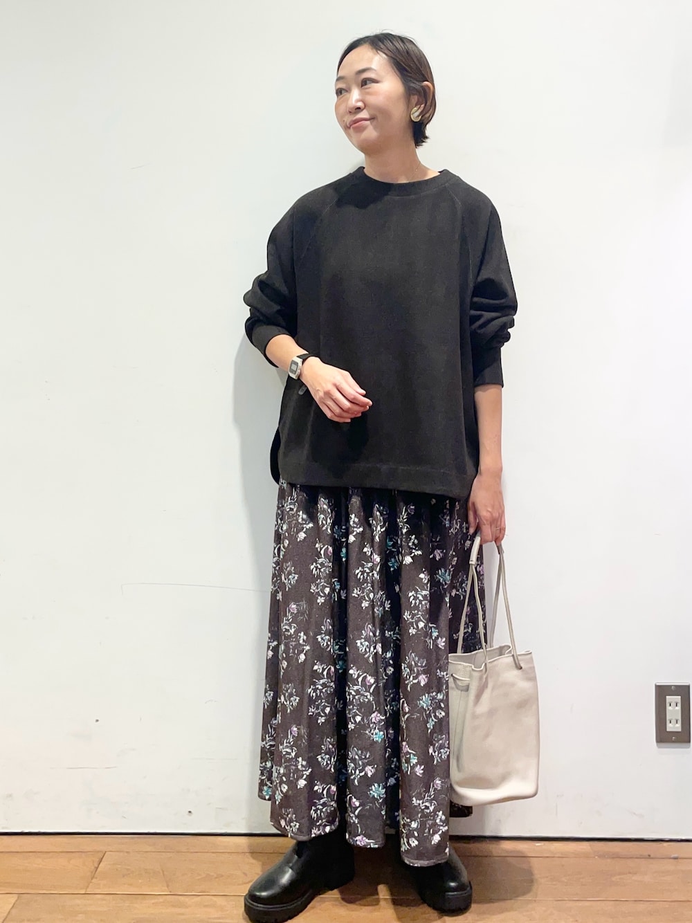 ブラック系のブーツ、グレー系のTシャツ/カットソー、ブラウン系のスカートを着用したレディースの秋コーディネートの1枚目の写真