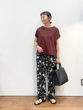 「URBAN RESEARCH DOORS（アーバンリサーチドアーズ）の『UR TECH』サマシェアバックタックコクーンプルオーバー｜UVカット/日除け/接触冷感/抗菌防臭/Tシャツ（Tシャツ/カットソー、レッド系）」を使った、ちばななこさん（レディース・154cm）の夏コーディネート