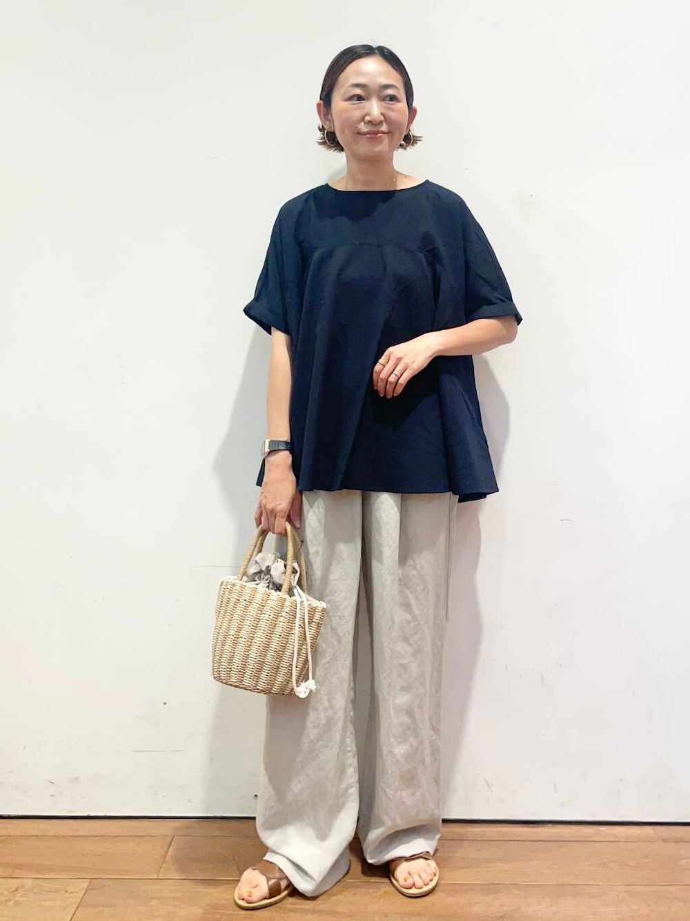 「大人カジュアル、urbanresearchdoors、ママコーデ、アーバンリサーチドアーズ、低身長コーデ、30代、ママファッション、キレイめカジュアル、洒落見えイージーパンツ×サンダル」｜「URBAN RESEARCH DOORSの巾着カゴバッグ（ハンドバッグ、グレー系）」を使った、urd_nanakoさん（レディース・154cm）の夏コーディネートの1枚目の写真