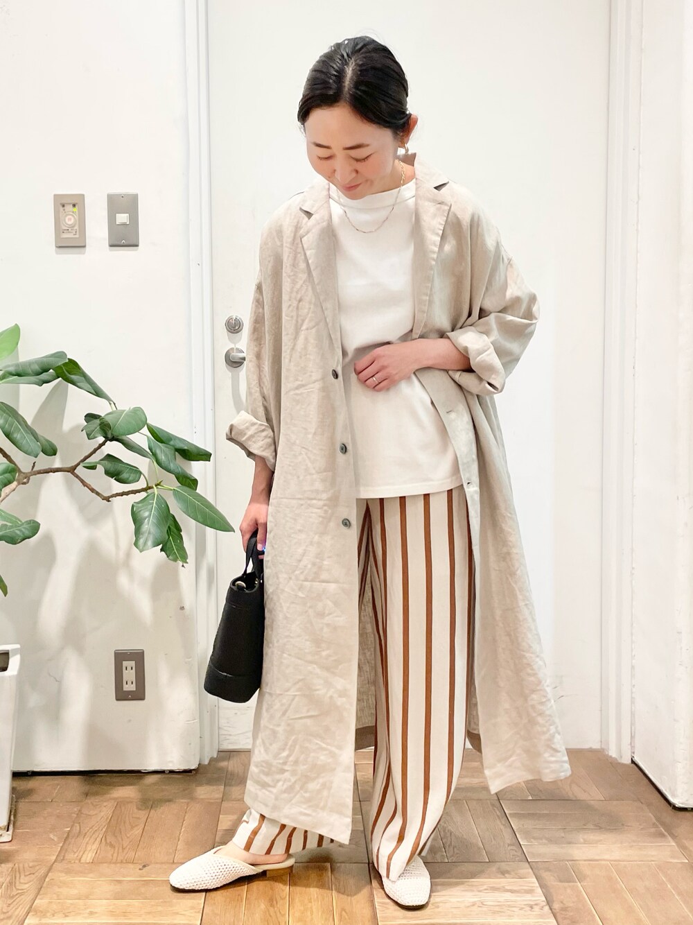 ブラック系のショルダーバッグ、ホワイト系のその他パンツ、ホワイト系のサンダルを着用したレディースの春コーディネートの1枚目の写真