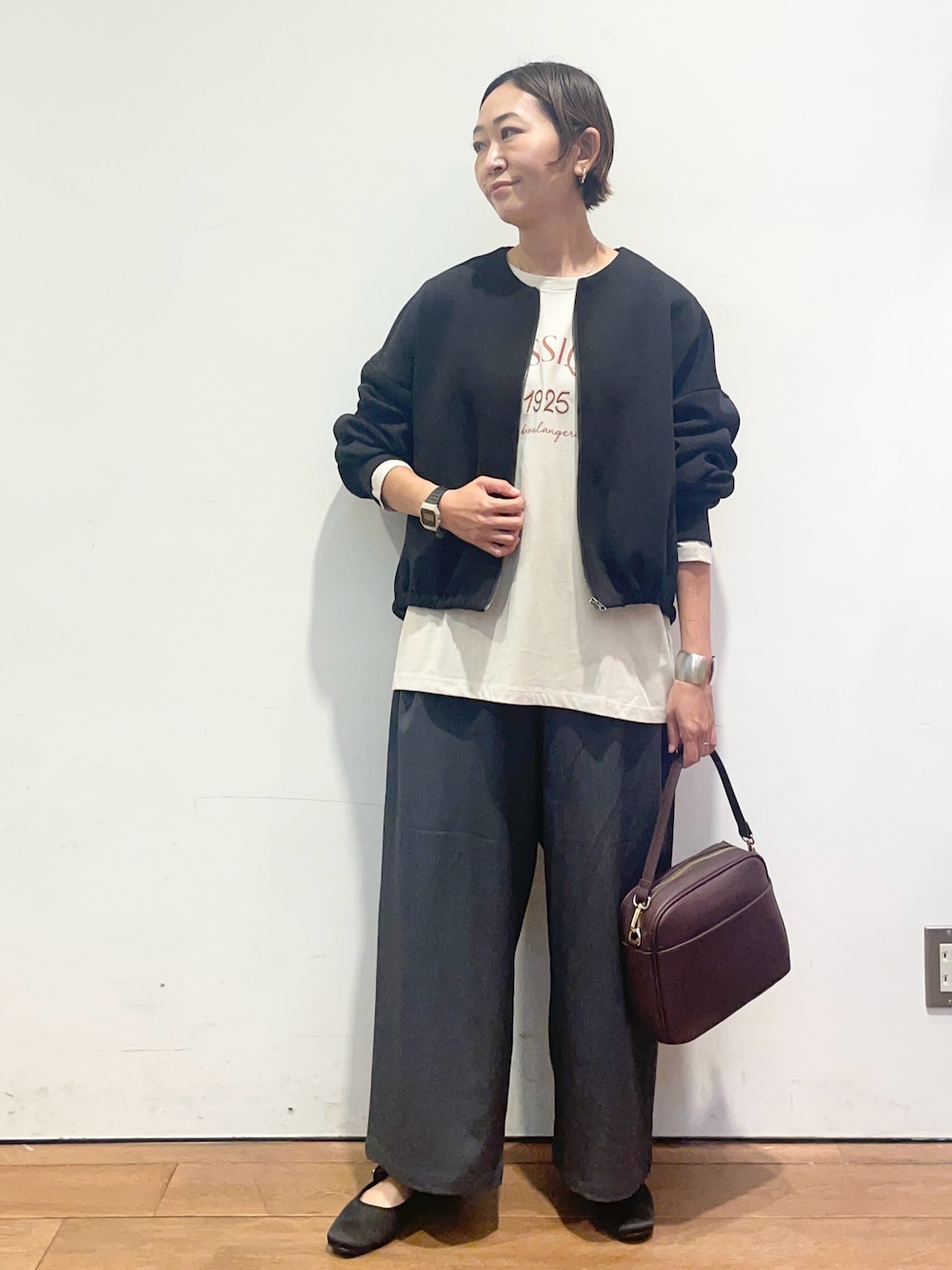 ベージュ系のTシャツ/カットソー、ブラック系のカーディガン/ボレロ、グレー系のその他パンツを着用したレディースの秋コーディネートの1枚目の写真