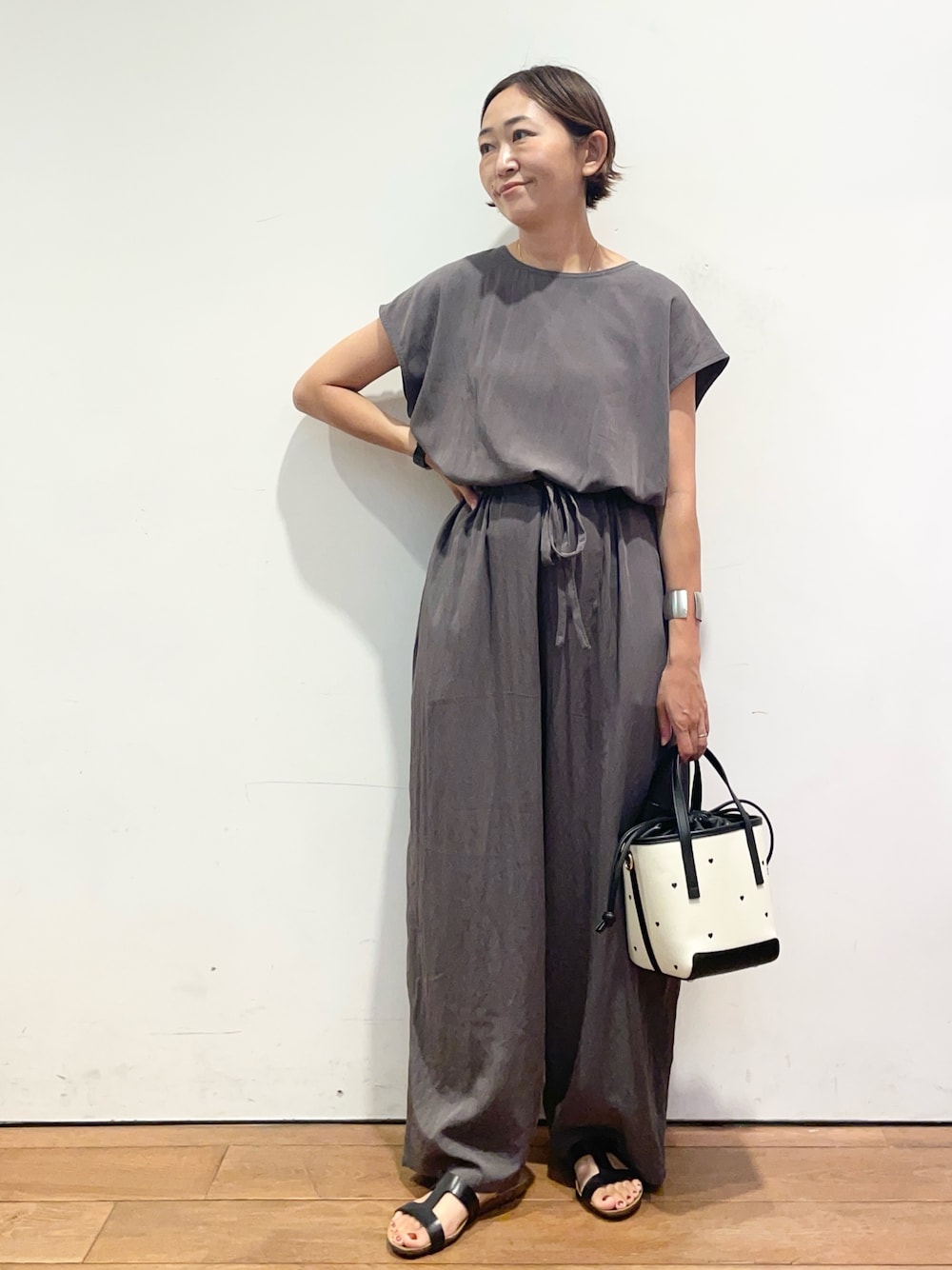 「シンプルスタイル、アーバンリサーチドアーズ、アーバンリサーチドアーズウィメンズ、URBAN RESEARCH DOORS、URBAN RESEARCH DOORS WOMENS、ママコーデ、きれいめカジュアル、オールインワン、秋コーデ、st2508」｜「PLAKTONの『別注』PLAKTON×DOORS　フラットサンダル（サンダル、ブラック系）」を使った、ちばななこさん（レディース・154cm）の夏コーディネートの1枚目の写真