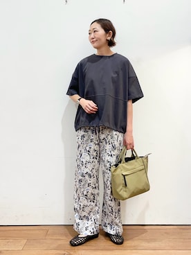 「URBAN RESEARCH DOORS（アーバンリサーチドアーズ）のヘムドロストプルオーバー（Tシャツ/カットソー、グレー系）」を使った、ちばななこさん（レディース・154cm）の春コーディネート