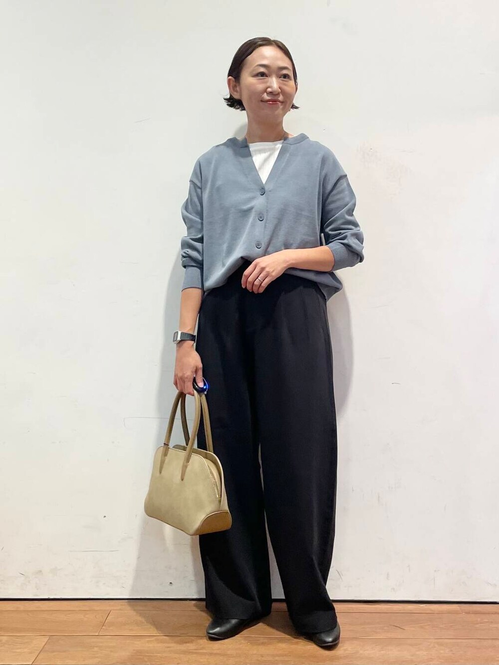 ブラック系のパンプス、ベージュ系のハンドバッグ、ホワイト系のTシャツ/カットソーを着用したレディースの秋コーディネートの1枚目の写真