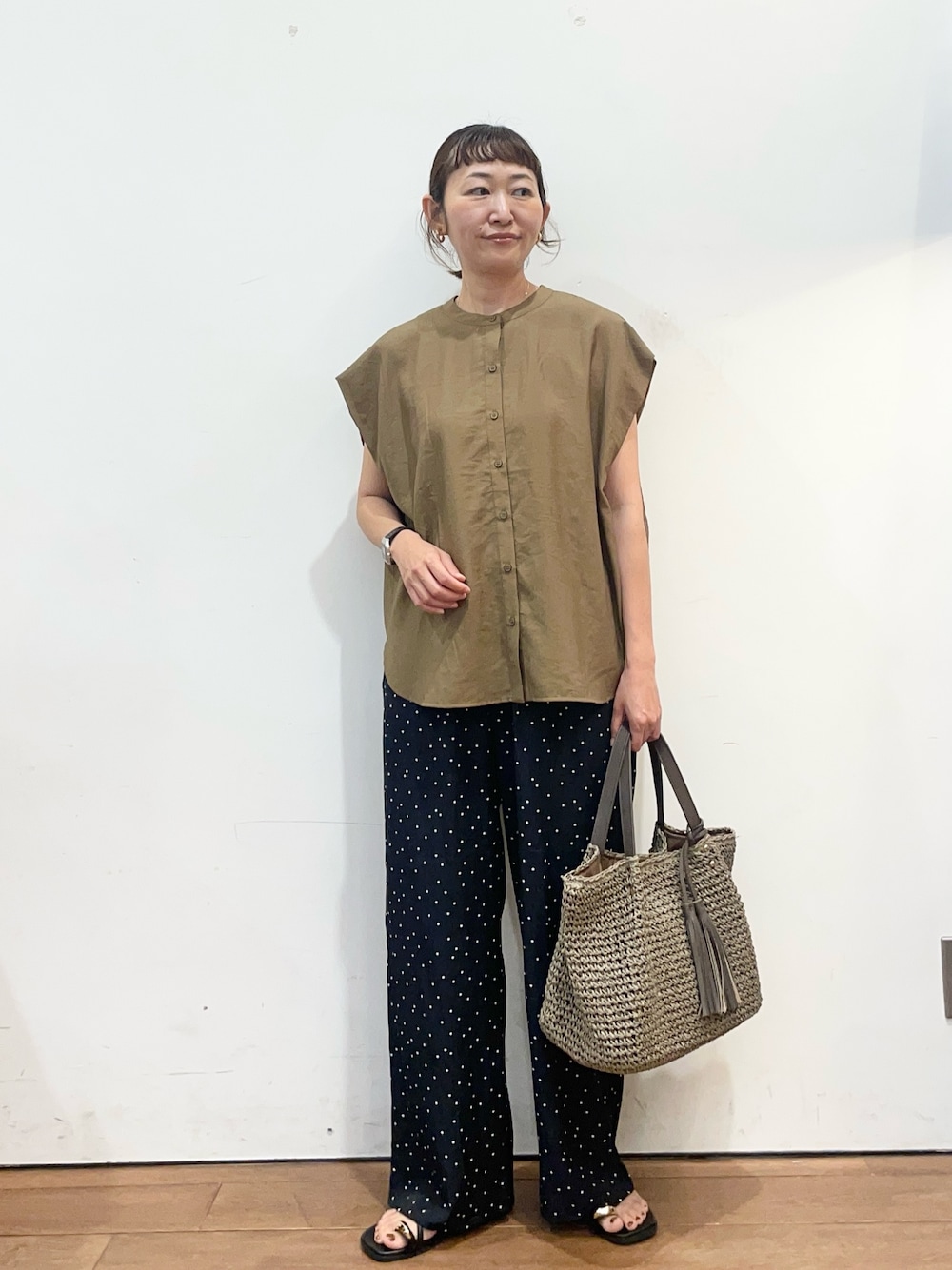 ベージュ系のシャツ/ブラウス、ブルー系のその他パンツ、グレー系のかごバッグを着用したレディースの夏コーディネートの1枚目の写真