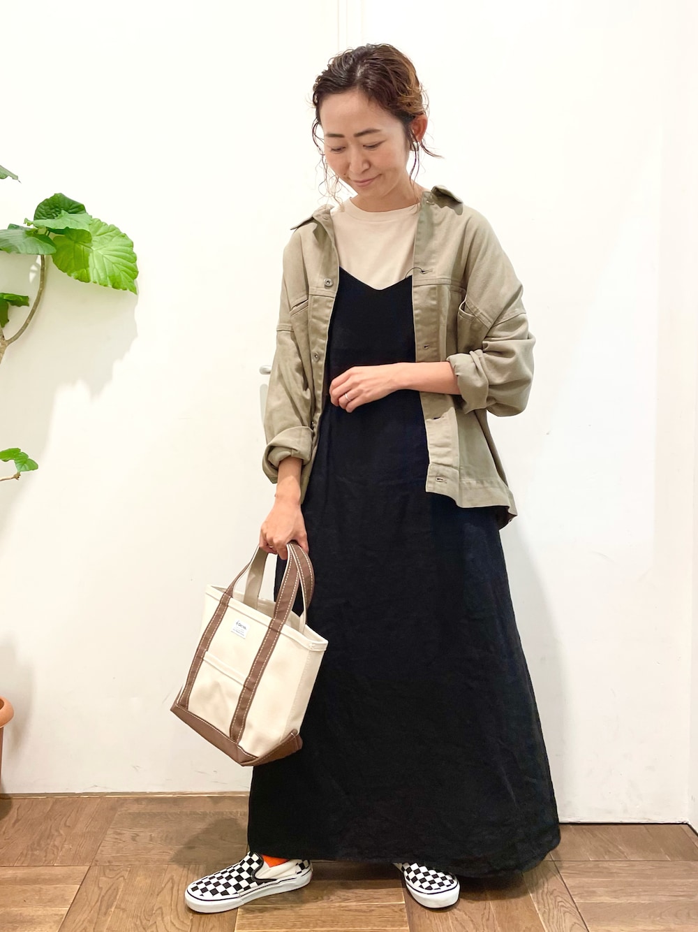 「アーバンリサーチドアーズ、アーバン リサーチ ドアーズ(URBAN RESEARCH DOORS)、URBAN RESEARCH DOORS、URBAN RESEARCH DOORS WOMENS、ママコーデ、カジュアル、VANS、キャミワンピ、ジャケット、秋コーデ」｜「URBAN RESEARCH DOORSのコットンツイルドルマンジャケット（その他アウター、ブラウン系）」を使った、urd_nanakoさん（レディース・154cm）の秋コーディネートの1枚目の写真