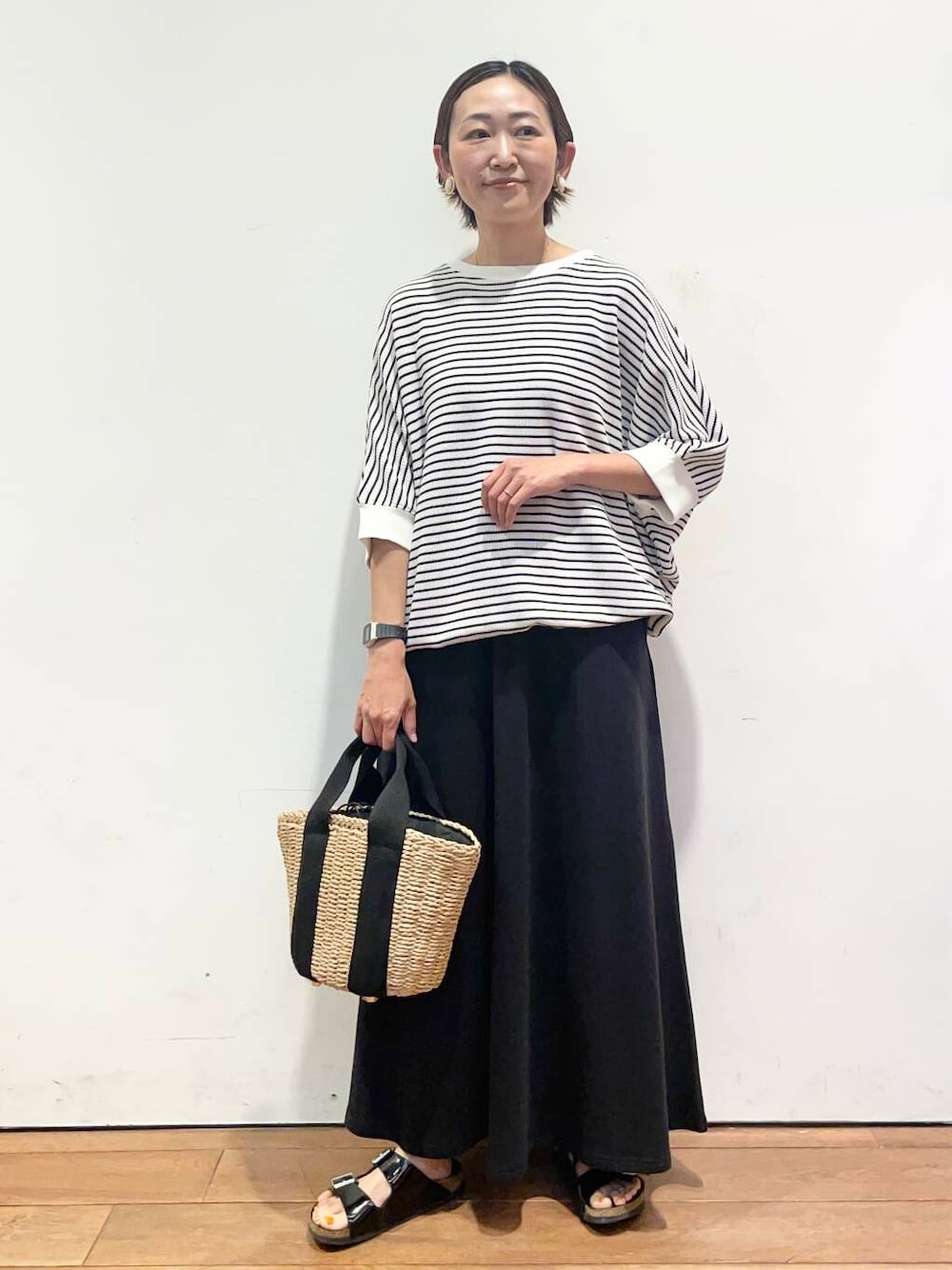 「大人カジュアル、urbanresearchdoors、ママコーデ、低身長コーデ、30代、ママファッション、キレイめカジュアル、一枚で決まるtシャツ」｜「RODE SKOのナチュラルカゴバッグ（ハンドバッグ、ベージュ系）」を使った、urd_nanakoさん（レディース・154cm）の夏コーディネートの1枚目の写真