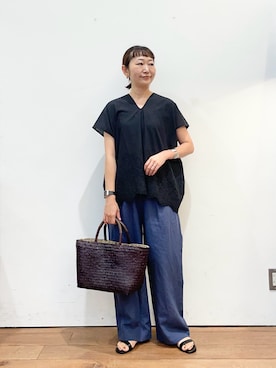 「URBAN RESEARCH DOORS（アーバンリサーチドアーズ）の裾刺繍Vネックブラウス（シャツ/ブラウス、グレー系）」を使った、ちばななこさん（レディース・154cm）の夏コーディネート