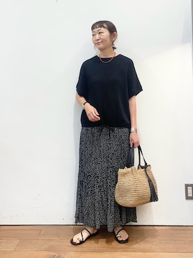 「URBAN RESEARCH DOORS（アーバンリサーチドアーズ）のドライタッチドロストニットプルオーバー（ニット/セーター、ブラック系）」を使った、ちばななこさん（レディース・154cm）の夏コーディネート