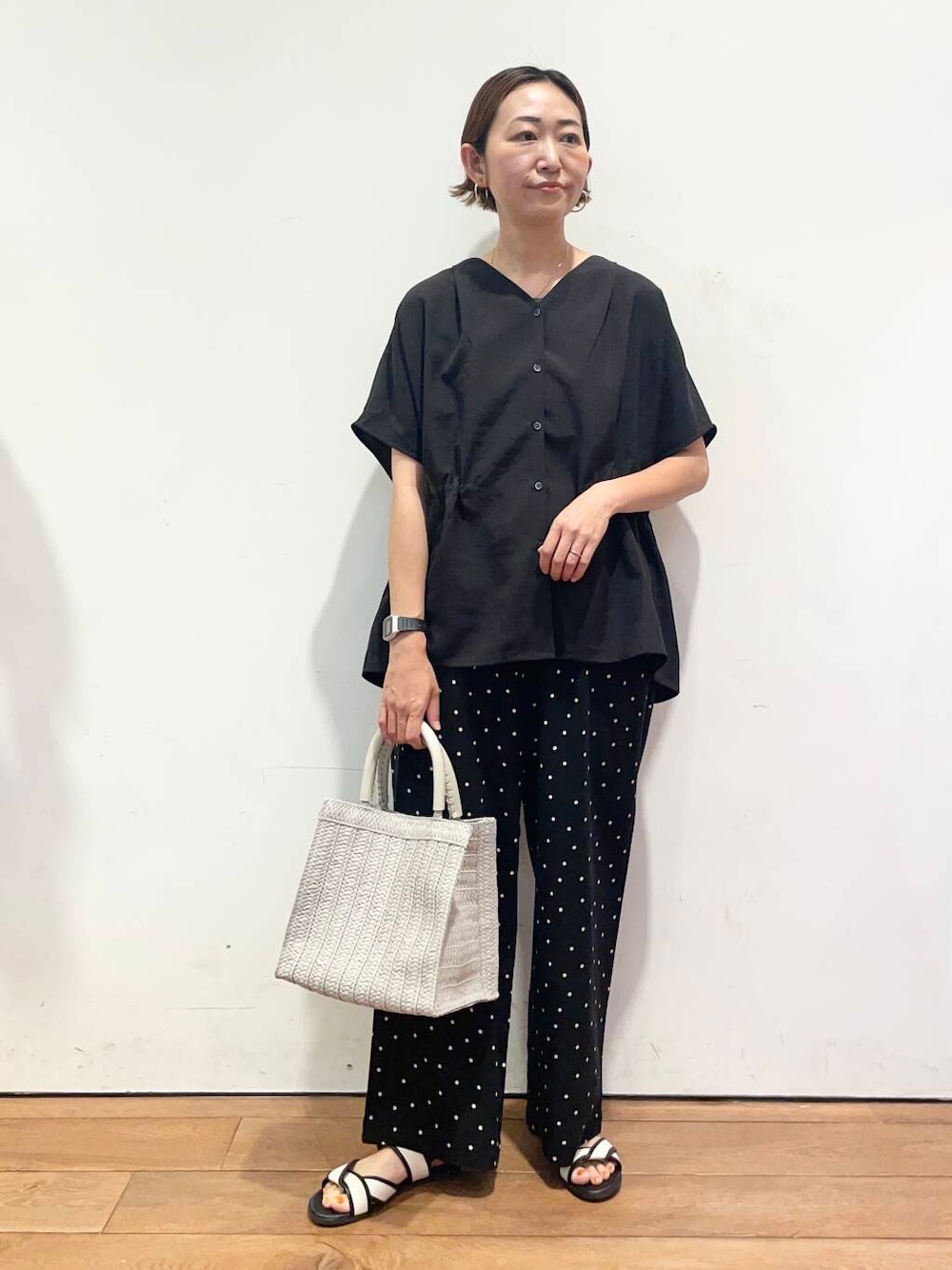 「大人カジュアル、urbanresearchdoors、ママコーデ、アーバンリサーチドアーズ、低身長コーデ、30代、モノトーンコーデ、ママファッション、キレイめカジュアル、万能ブラウスコーデ」｜「URBAN RESEARCH DOORSのパイピングサンダル（サンダル、ホワイト系）」を使った、urd_nanakoさん（レディース・154cm）の夏コーディネートの1枚目の写真