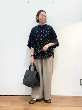 「URBAN RESEARCH DOORS（アーバンリサーチドアーズ）のリネンリヨセルドットドルマンシャツ（シャツ/ブラウス、ブラック系）」を使った、ちばななこさん（レディース・154cm）の春コーディネート