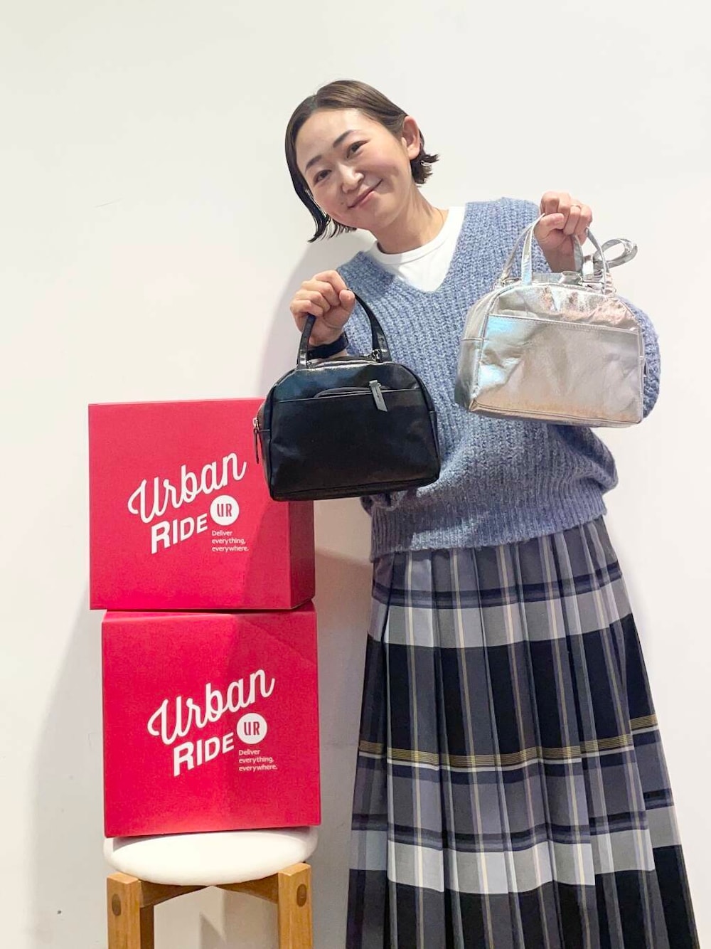 ブラック系のスカート、シルバー系のショルダーバッグ、ブラック系のショルダーバッグを着用したレディースの冬コーディネートの1枚目の写真