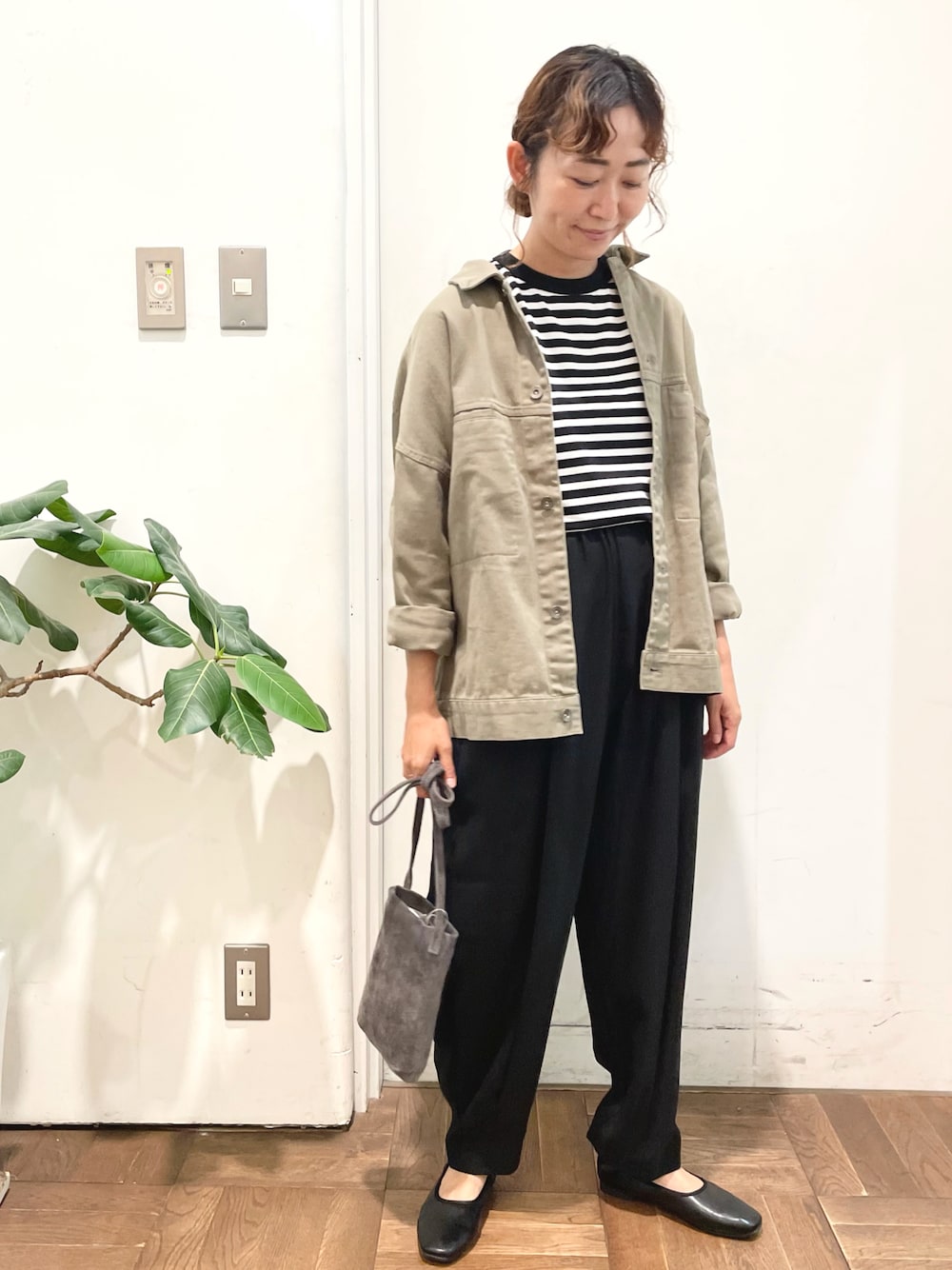 「アーバンリサーチドアーズ、アーバン リサーチ ドアーズ(URBAN RESEARCH DOORS)、URBAN RESEARCH DOORS、URBAN RESEARCH DOORS WOMENS、ジャケット、ドルマンジャケット、パンツスタイル、ママコーデ、ららぽーと横浜」｜「FORK&SPOONのFORK&SPOON　ボーダーロングスリーブTシャツ（Tシャツ/カットソー、ブラック系）」を使った、urd_nanakoさん（レディース・154cm）の秋コーディネートの1枚目の写真