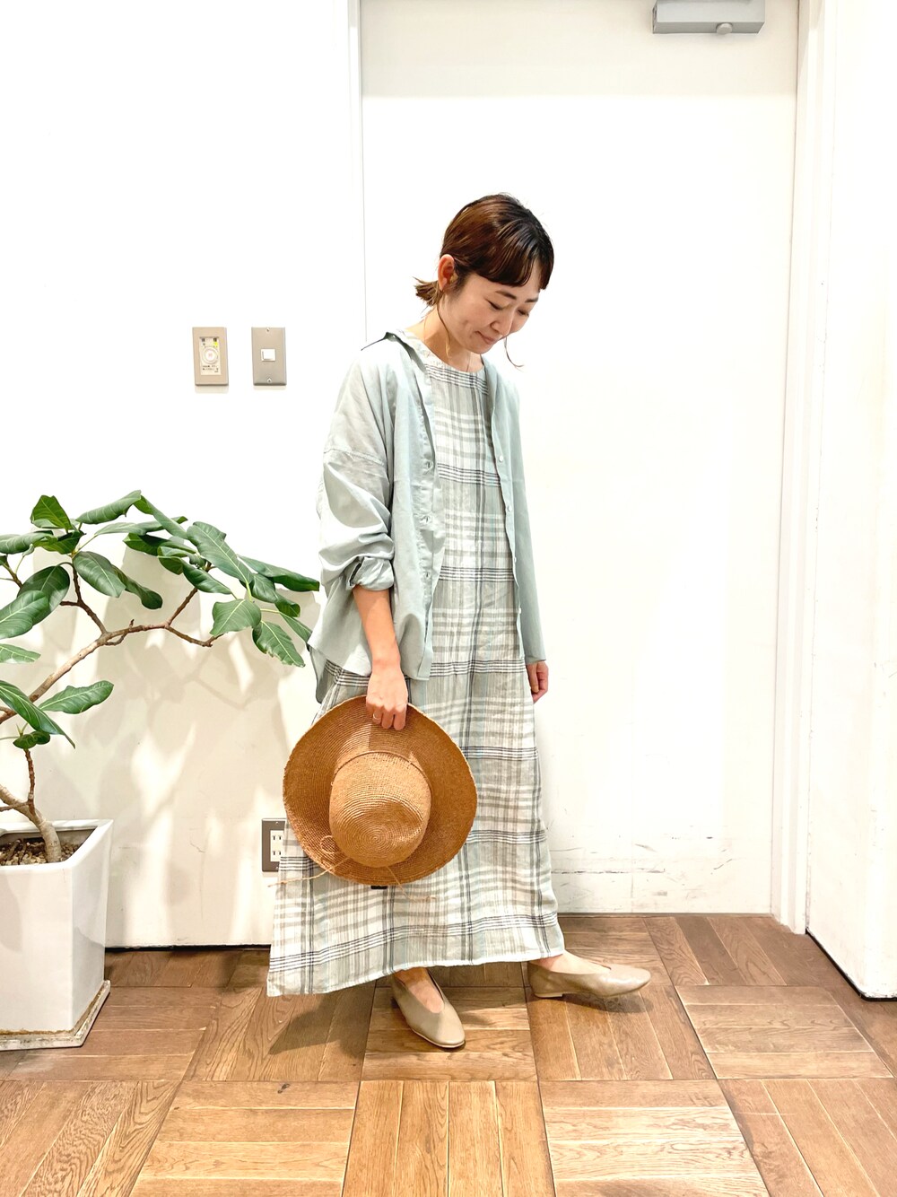 グリーン系のシャツ/ブラウス、グリーン系のワンピース、ブラウン系のバレエシューズを着用したレディースの夏コーディネートの1枚目の写真