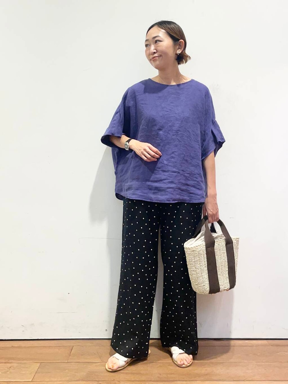 「大人カジュアル、urbanresearchdoors、ママコーデ、アーバンリサーチドアーズ、低身長コーデ、30代、ママファッション、キレイめカジュアル、洒落見えイージーパンツ×サンダル」｜「RODE SKOのナチュラルカゴバッグ（ハンドバッグ、ホワイト系）」を使った、urd_nanakoさん（レディース・154cm）の夏コーディネートの1枚目の写真