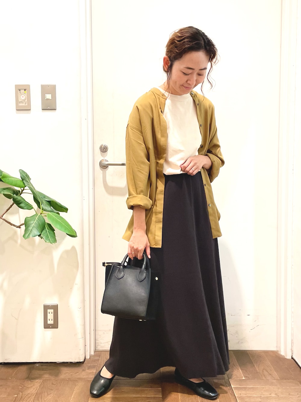 「アーバンリサーチドアーズ、アーバン リサーチ ドアーズ(URBAN RESEARCH DOORS)、URBAN RESEARCH DOORS、URBAN RESEARCH DOORS WOMENS、ママコーデ、秋のコーデ、大人カジュアル、リブスカート、スカート、ららぽーと名古屋」｜「URBAN RESEARCH DOORSのピグメントダイ半袖Tシャツ（Tシャツ/カットソー、ホワイト系）」を使った、urd_nanakoさん（レディース・154cm）の秋コーディネートの1枚目の写真