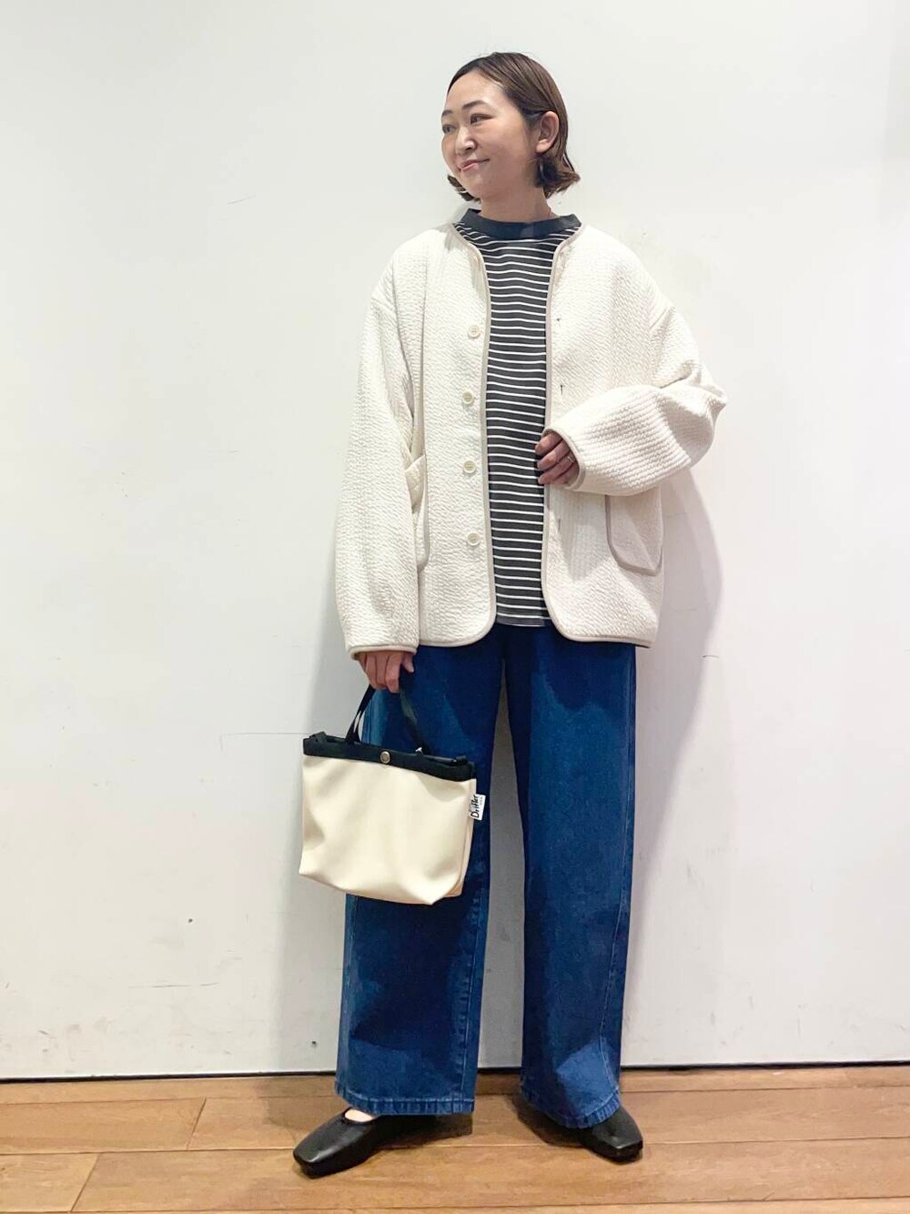 「大人カジュアル、urbanresearchdoors、ママコーデ、アーバンリサーチドアーズ、doors、低身長コーデ、30代、ママファッション、春のジャケットスタイル」｜「URBAN RESEARCH DOORSの2タックギャザーデニムパンツ（デニムパンツ、ブルー系）」を使った、urd_nanakoさん（レディース・154cm）の春コーディネートの1枚目の写真