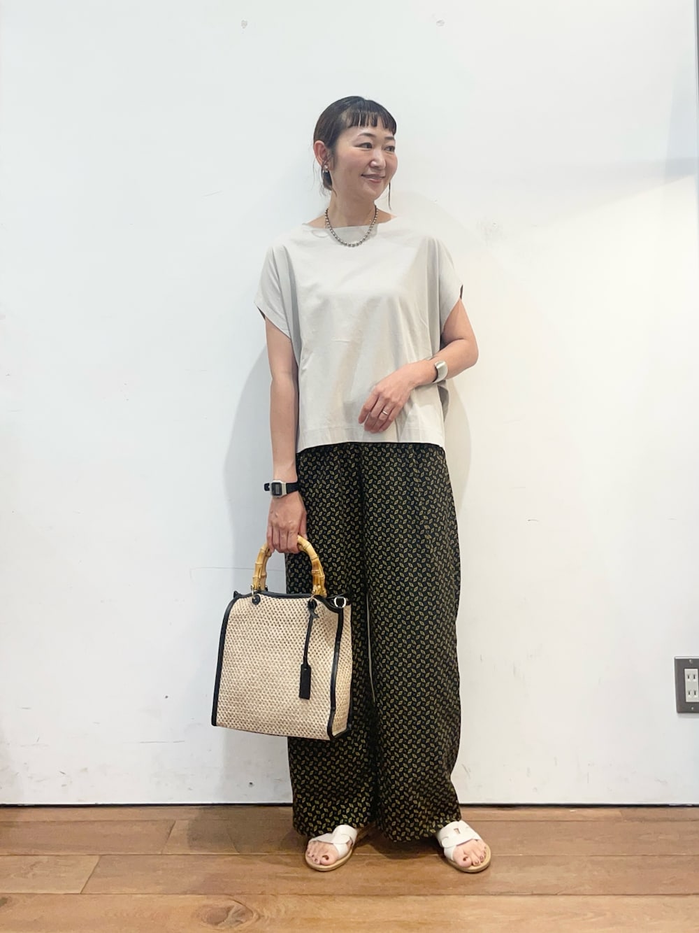 グレー系のTシャツ/カットソー、ブラック系のその他パンツ、ブラック系のショルダーバッグを着用したレディースの夏コーディネートの1枚目の写真