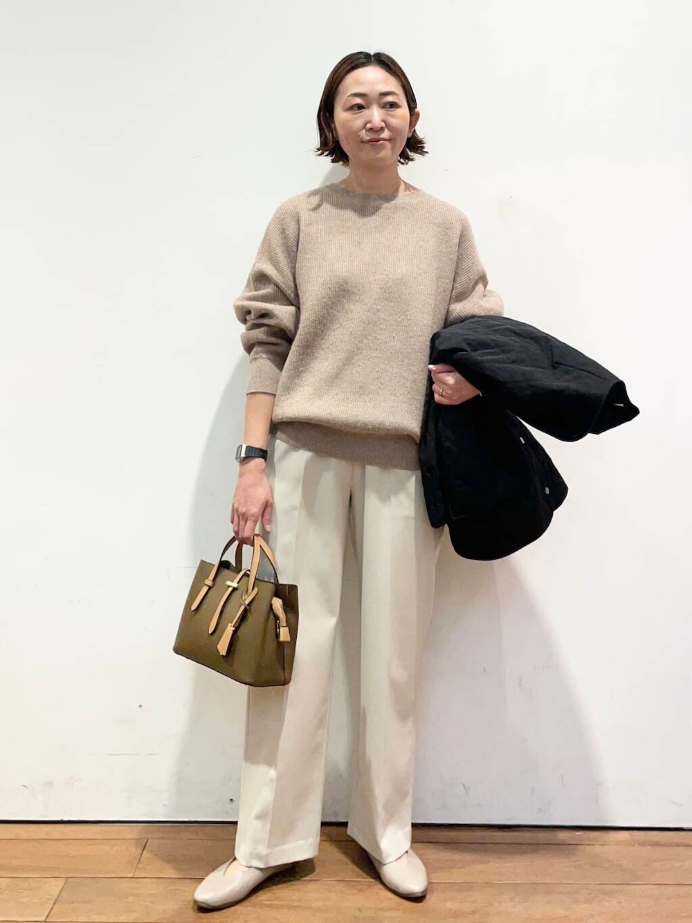 「大人カジュアル、urbanresearchdoors、ママコーデ、アーバンリサーチドアーズ、doors、低身長コーデ、ママファッション、キレイめカジュアル、春のジャケットスタイル」｜「RODE SKOの『ドラマ着用商品』チャーム付ミニバッグ　Ssize（トートバッグ、ブラウン系）」を使った、urd_nanakoさん（レディース・154cm）の冬コーディネートの1枚目の写真