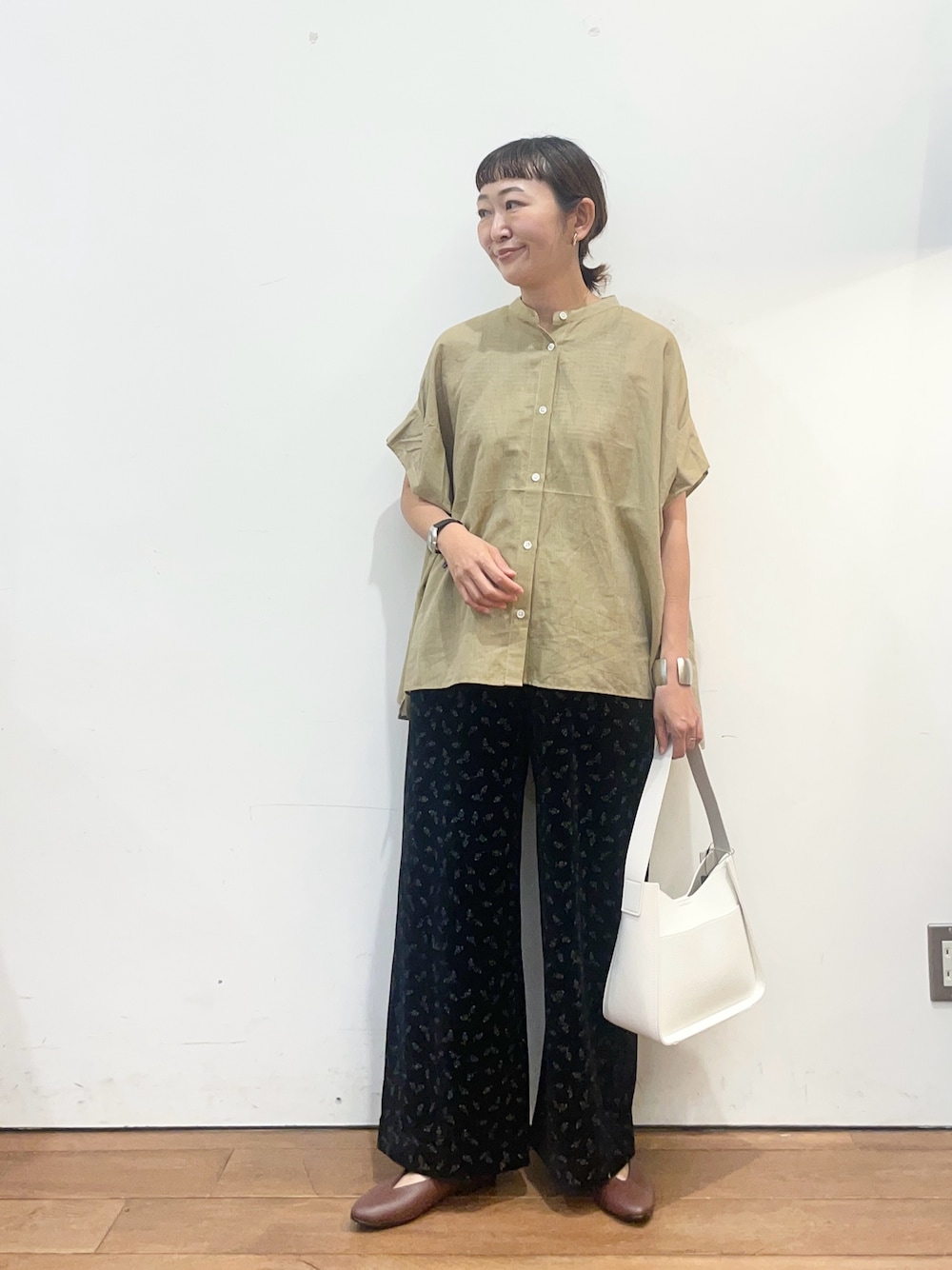 ベージュ系のシャツ/ブラウス、ブラウン系のパンプス、ブラック系のその他パンツを着用したレディースの夏コーディネートの1枚目の写真