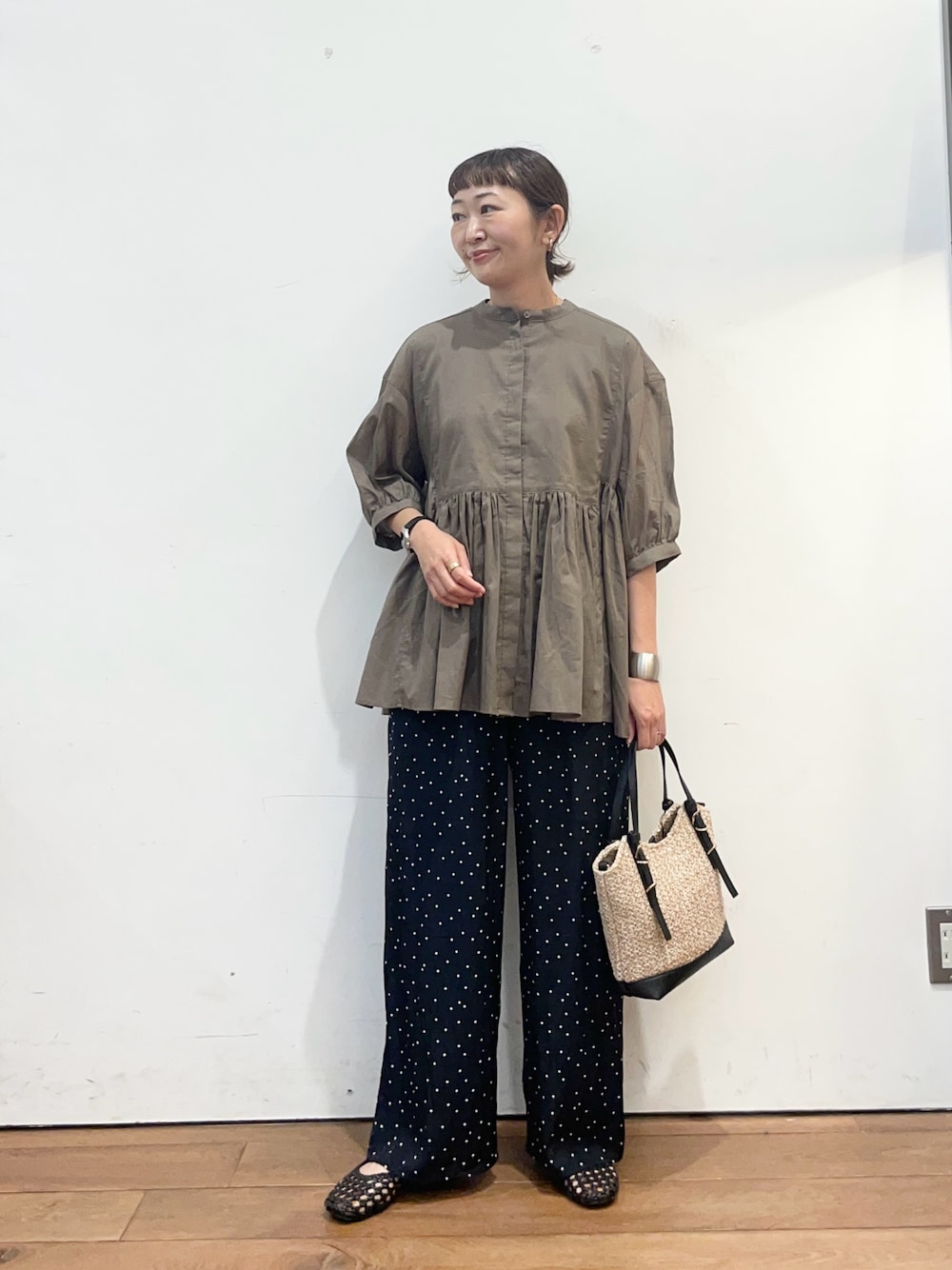ベージュ系のシャツ/ブラウス、ブラック系のサンダル、ブルー系のその他パンツを着用したレディースの夏コーディネートの1枚目の写真