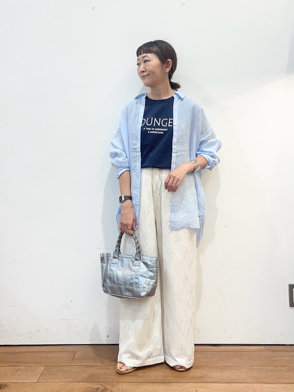 ブルー系のTシャツ/カットソー、ブルー系のシャツ/ブラウス、シルバー系のショルダーバッグを着用したレディースの夏コーディネートの1枚目の写真