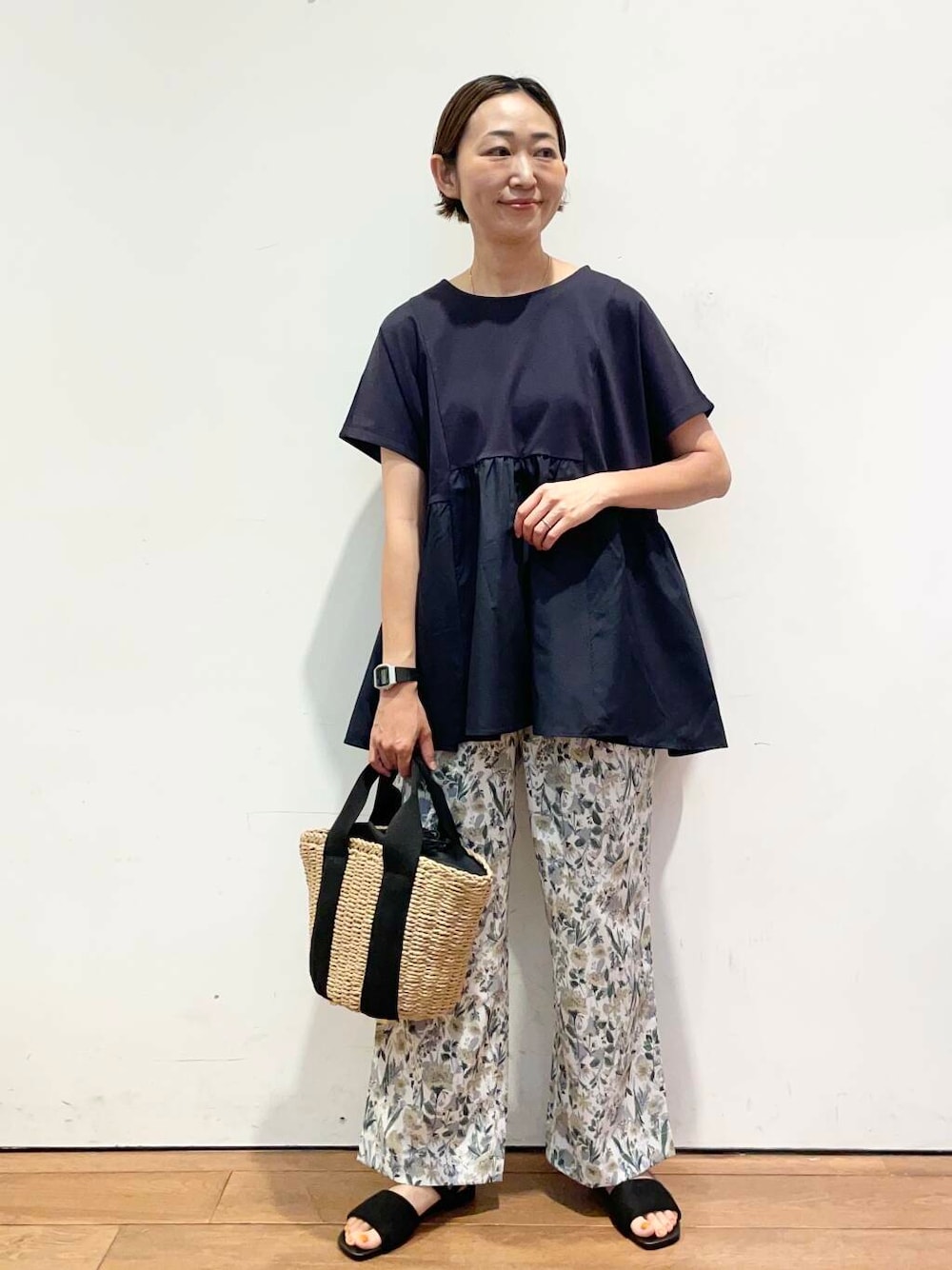 「大人カジュアル、urbanresearchdoors、ママコーデ、アーバンリサーチドアーズ、低身長コーデ、30代、ママファッション、キレイめカジュアル、一枚で決まるtシャツ」｜「RODE SKOのナチュラルカゴバッグ（ハンドバッグ、ベージュ系）」を使った、urd_nanakoさん（レディース・154cm）の夏コーディネートの1枚目の写真