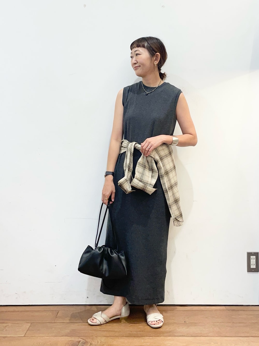 グレー系のワンピース、ベージュ系のシャツ/ブラウス、ブラック系のショルダーバッグを着用したレディースの夏コーディネートの1枚目の写真