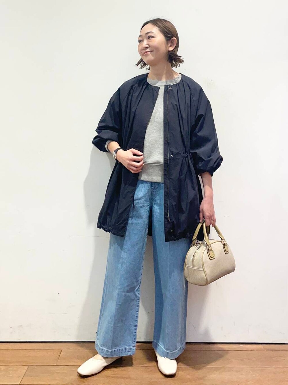 「大人カジュアル、urbanresearchdoors、ママコーデ、アーバンリサーチドアーズ、doors、低身長コーデ、30代、ママファッション、キレイめカジュアル、最旬スウェットコーデ」｜「URBAN RESEARCH DOORSのコンパクトラメスウェット（スウェット、グレー系）」を使った、urd_nanakoさん（レディース・154cm）の春コーディネートの1枚目の写真