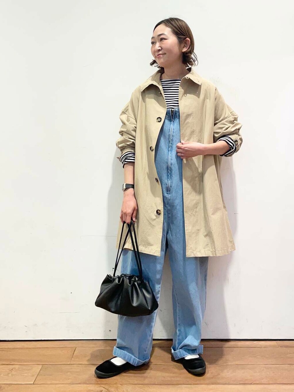 「大人カジュアル、urbanresearchdoors、ママコーデ、アーバンリサーチドアーズ、doors、低身長コーデ、30代、ママファッション、春カラーコーデ、春アウターコーデ」｜「URBAN RESEARCH DOORSの2WAY巾着ショルダーバッグ（ショルダーバッグ、ブラック系）」を使った、urd_nanakoさん（レディース・154cm）の春コーディネートの1枚目の写真