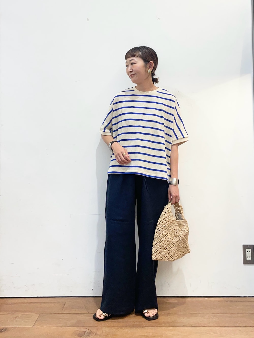 ブルー系のTシャツ/カットソー、ブルー系のその他パンツ、ベージュ系のハンドバッグを着用したレディースの夏コーディネートの1枚目の写真