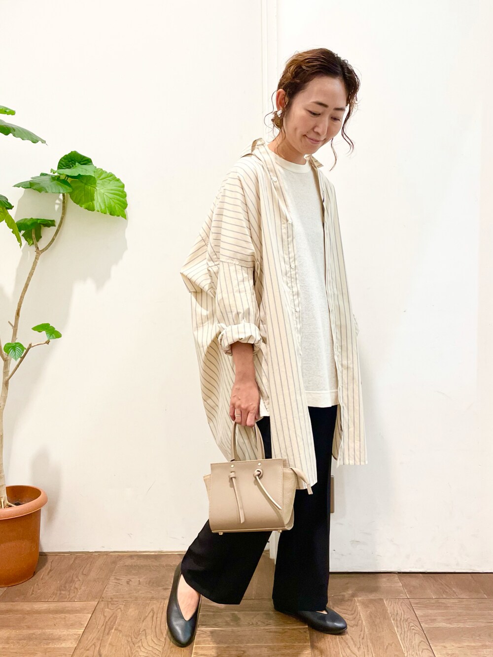 「アーバンリサーチドアーズ、アーバン リサーチ ドアーズ(URBAN RESEARCH DOORS)、URBAN RESEARCH DOORS、URBAN RESEARCH DOORS WOMENS、ママコーデ、ビッグシルエット、ビッグシャツ、フレアパンツ、秋コーデ」｜「FORK&SPOONのFORK&SPOON　麻レーヨンテレコロングスリーブカットソー（Tシャツ/カットソー、ホワイト系）」を使った、urd_nanakoさん（レディース・154cm）の秋コーディネートの1枚目の写真