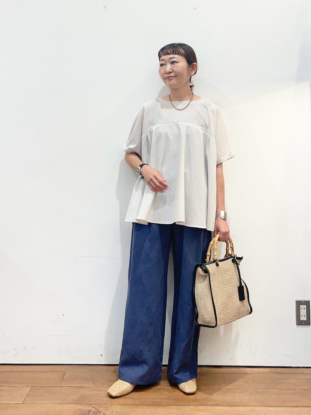 グレー系のシャツ/ブラウス、ベージュ系のバレエシューズ、ブルー系のその他パンツを着用したレディースの夏コーディネートの1枚目の写真