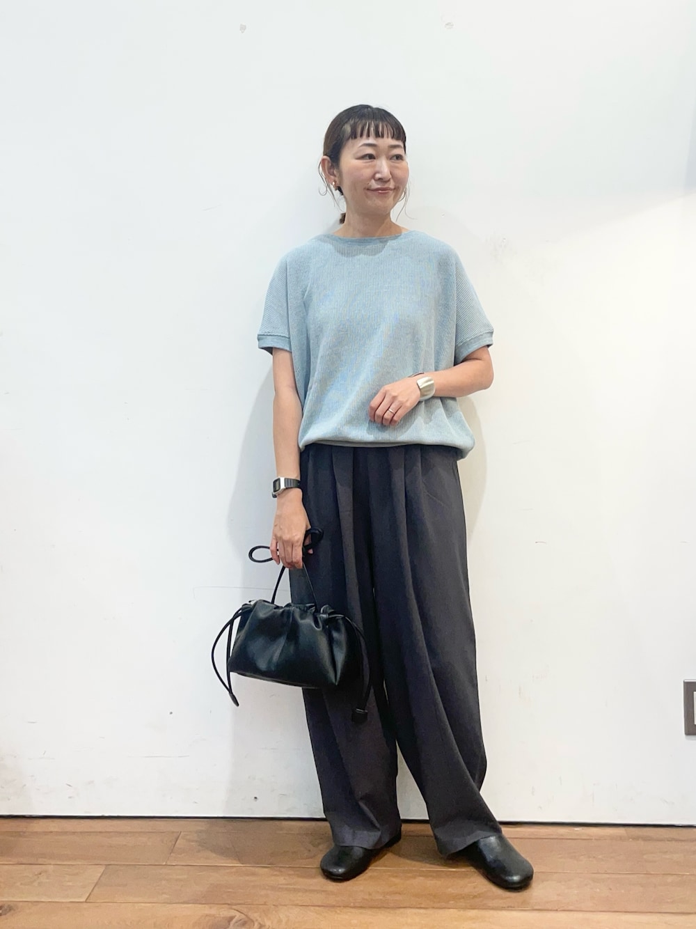 ブルー系のTシャツ/カットソー、ブラック系のその他シューズ、ブラック系のショルダーバッグを着用したレディースの夏コーディネートの1枚目の写真