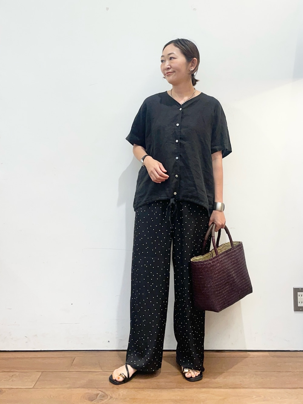ブラック系のシャツ/ブラウス、ブラック系のサンダル、ブラック系のその他パンツを着用したレディースの夏コーディネートの1枚目の写真