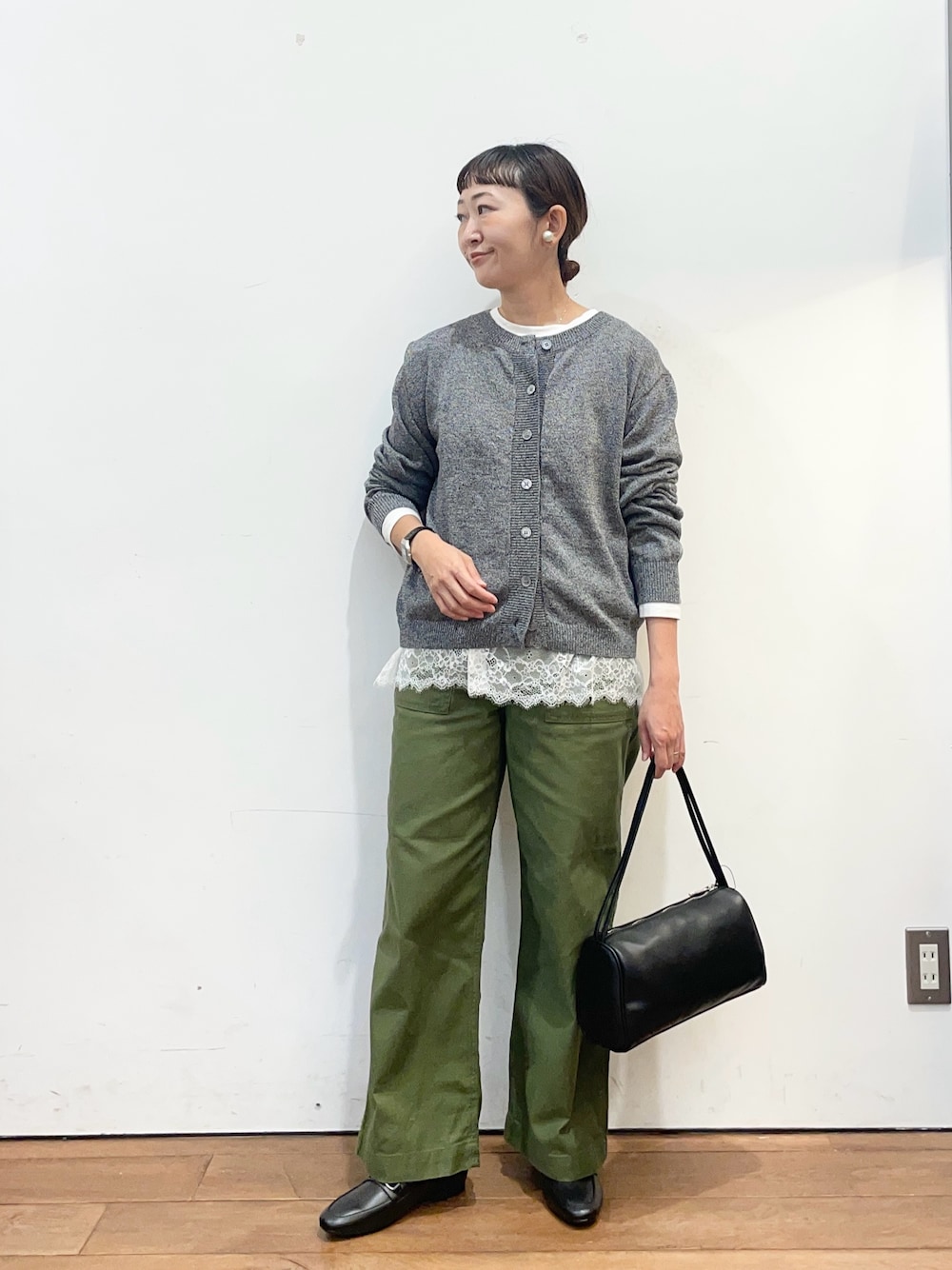 ホワイト系のTシャツ/カットソー、グリーン系のその他パンツ、グレー系のカーディガン/ボレロを着用したレディースの秋コーディネートの1枚目の写真