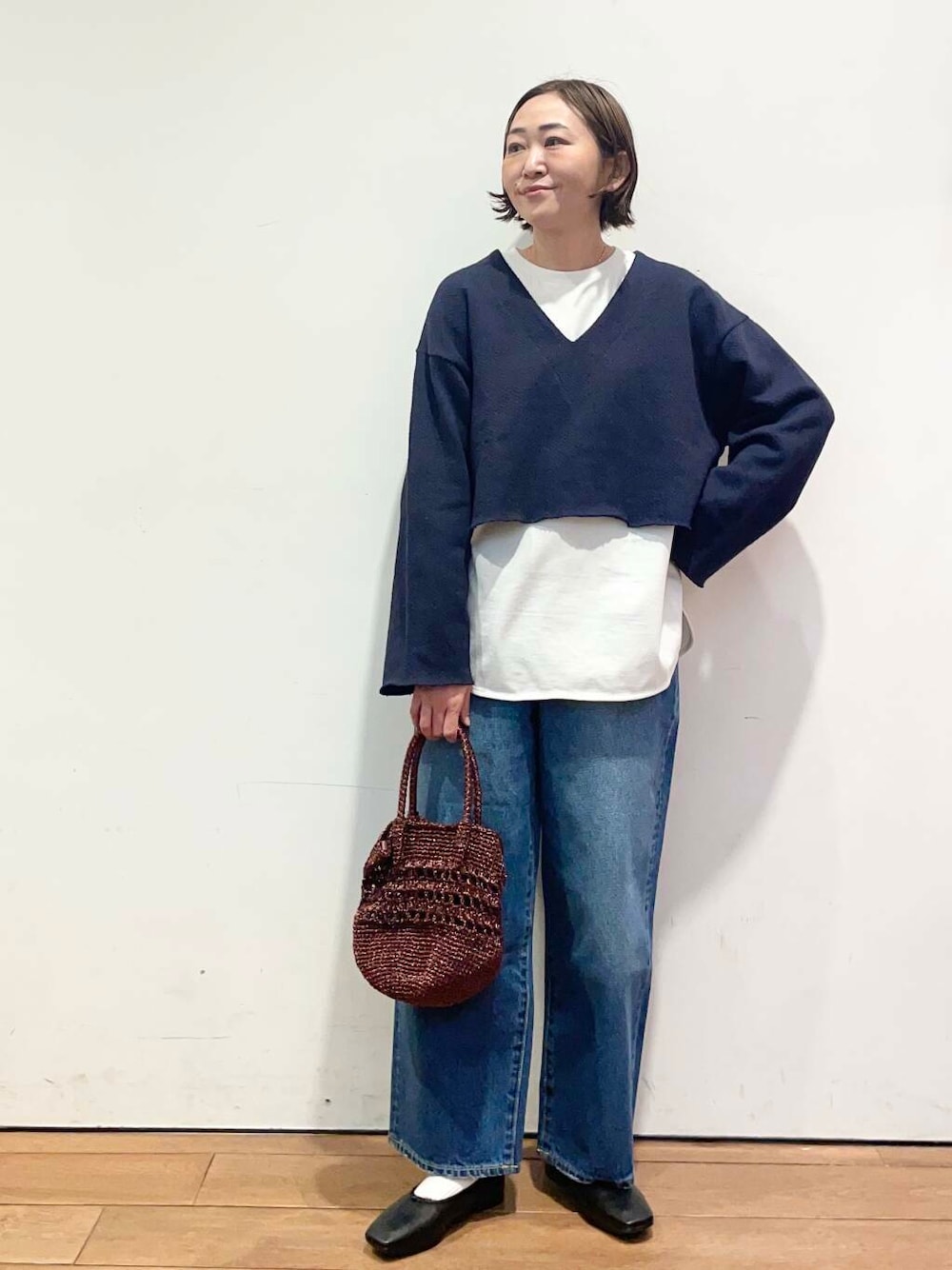 ブルー系のデニムパンツ、ホワイト系のTシャツ/カットソー、ブルー系のTシャツ/カットソーを着用したレディースの春コーディネートの1枚目の写真