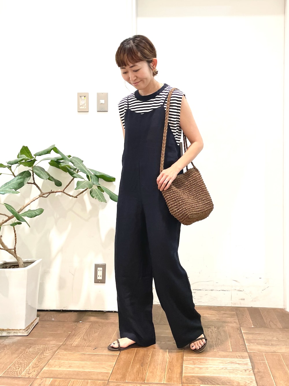 「アーバンリサーチドアーズ、アーバン リサーチ ドアーズ(URBAN RESEARCH DOORS)、URBAN RESEARCH DOORS、URBAN RESEARCH DOORS WOMENS、サロペット、オールインワン、カジュアル、ボーダー、ママコーデ、ワーママコーデ」｜「URBAN RESEARCH DOORSのペーパープレーンショルダーバッグ（ショルダーバッグ、ブラウン系）」を使った、urd_nanakoさん（レディース・154cm）の夏コーディネートの1枚目の写真
