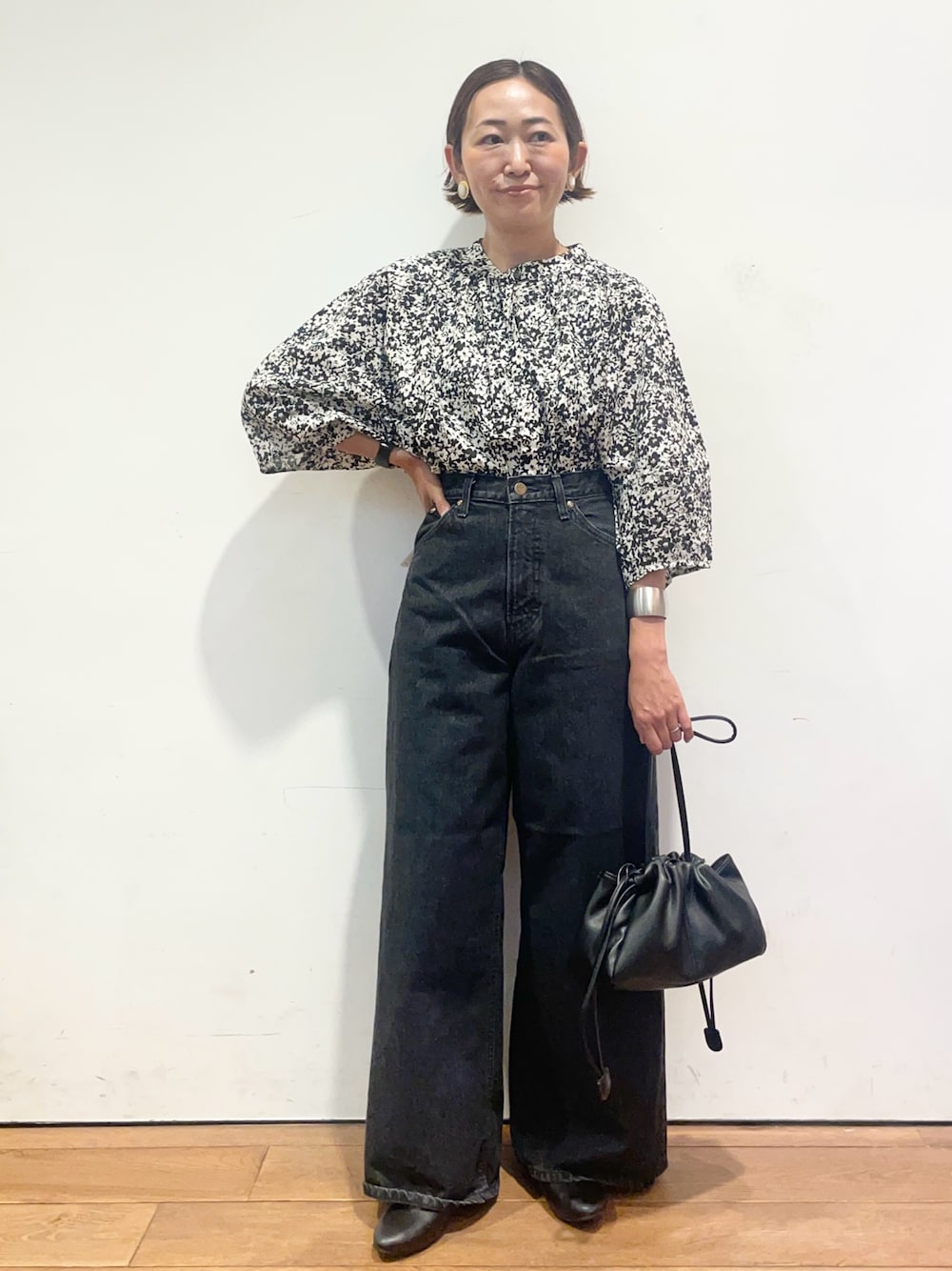 ブラック系のシャツ/ブラウス、ブラック系のデニムパンツ、ブラック系のショルダーバッグを着用したレディースの夏コーディネートの1枚目の写真