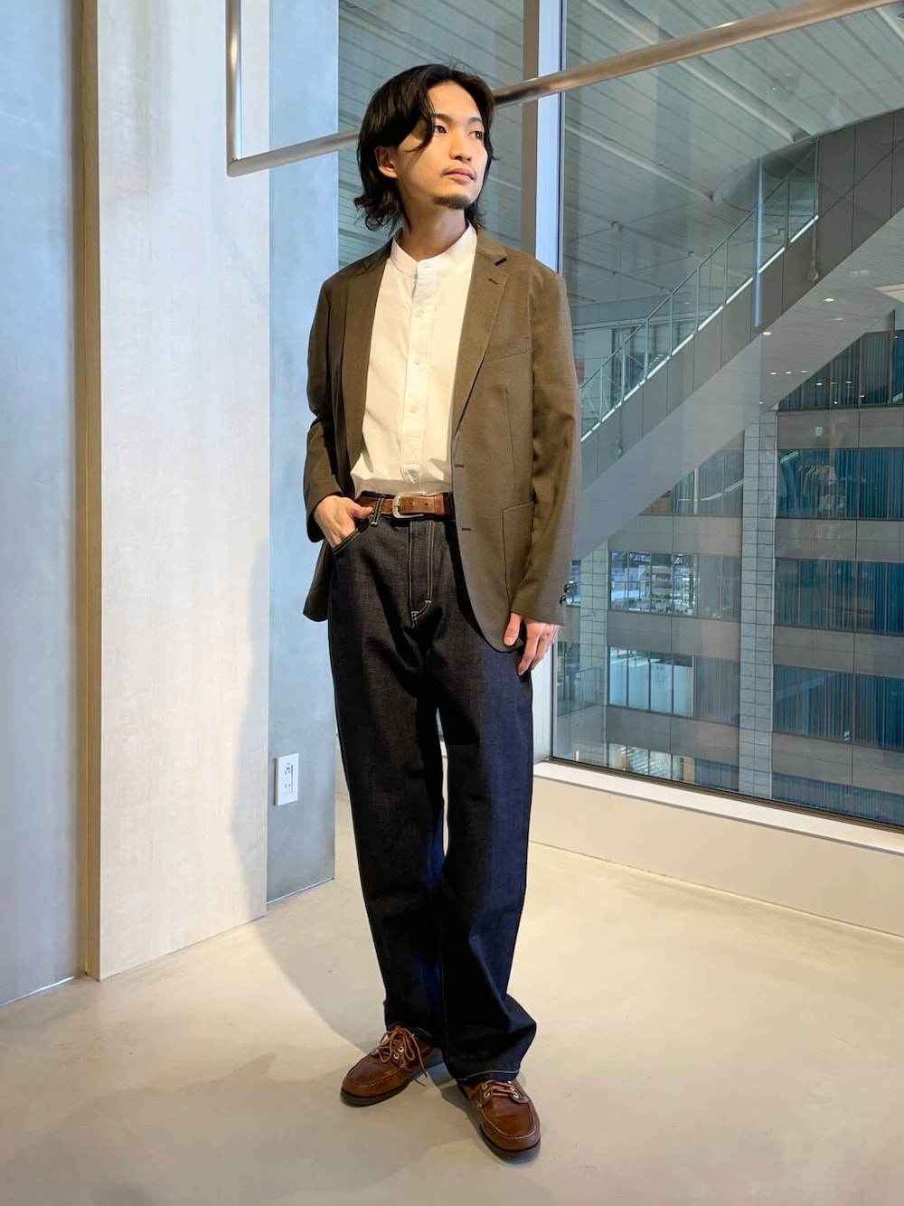 「シャツ、ジャケット、ストレッチ、リネンライク、テーラード、トーマスメイソン、最旬オフィスコーデ」｜「Leeの『別注』Lee101×DOORS　STRAIGHTPANTS（デニムパンツ、ブルー系）」を使った、平田望夢さん（メンズ・172cm）の春コーディネートの1枚目の写真