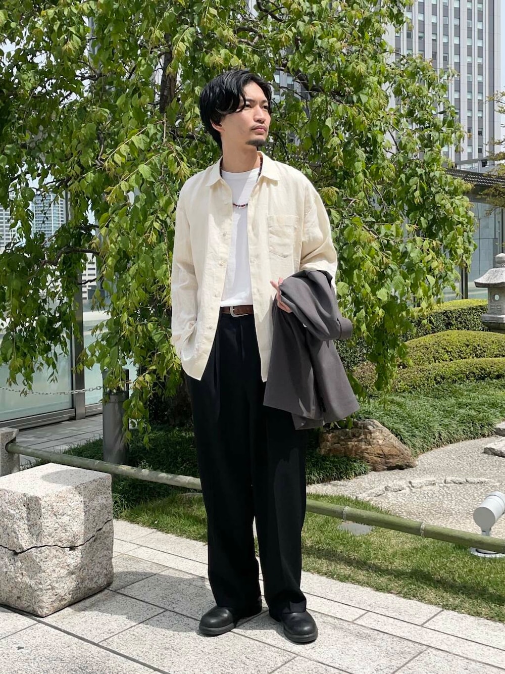 「シャツ、ジャケット、スラックス、リネン、ロングスリーブ、ダブル、パックt、即戦力シャツコーデ」｜「URBAN RESEARCHのnew basic ウールツイルワイドスラックス（その他パンツ、ブラック系）」を使った、平田望夢さん（メンズ・172cm）の春コーディネートの1枚目の写真