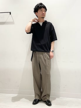 「URBAN RESEARCH DOORS（アーバンリサーチドアーズ）の『UR TECH』サマシェア スキッパーニット（ニット/セーター、ブラック系）」を使った、平田望夢さん（メンズ・172cm）の春コーディネート