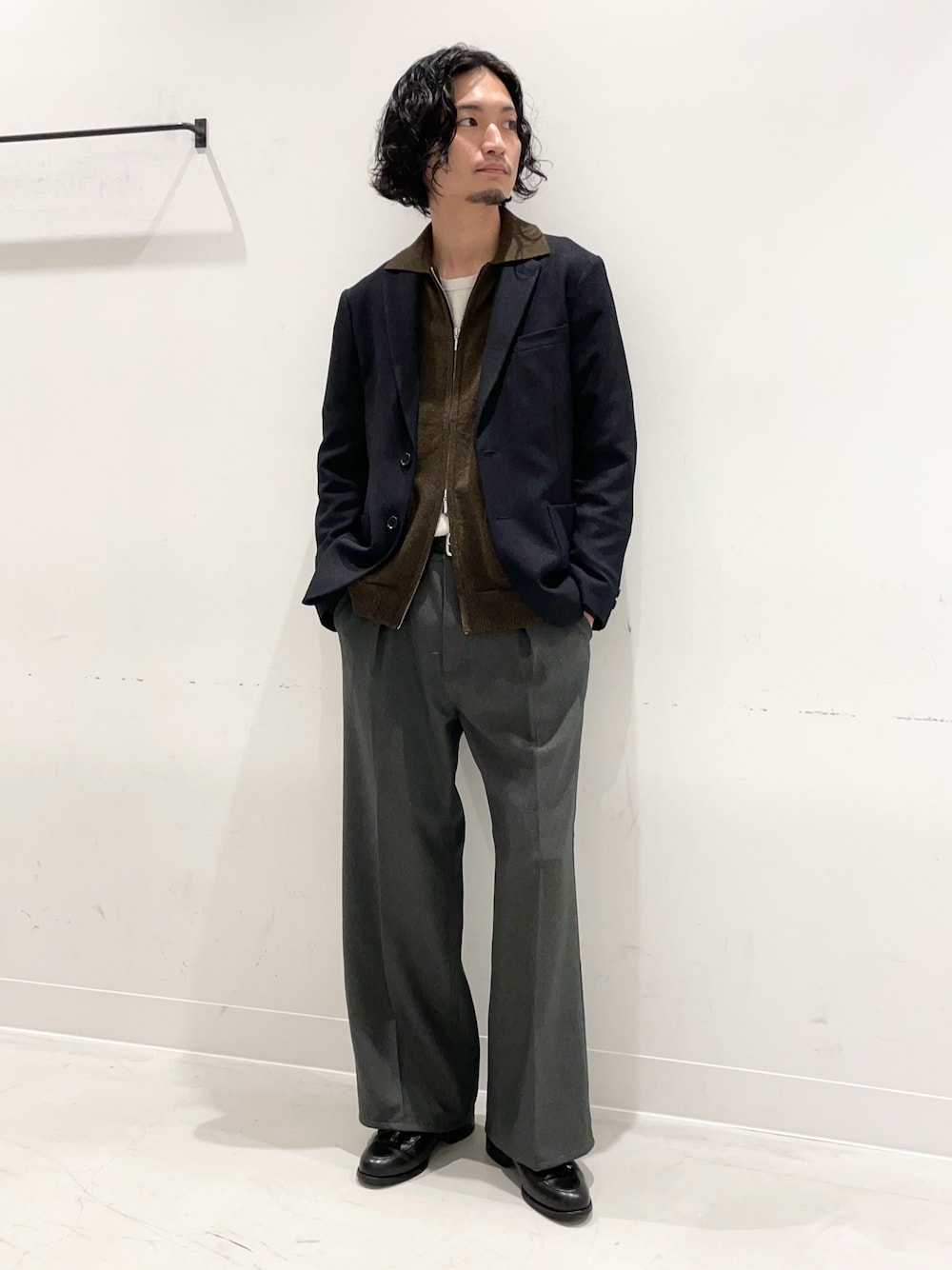 ブルー系のその他アウター、ブラウン系のカーディガン/ボレロ、グレー系のその他パンツを着用したメンズの秋コーディネートの1枚目の写真